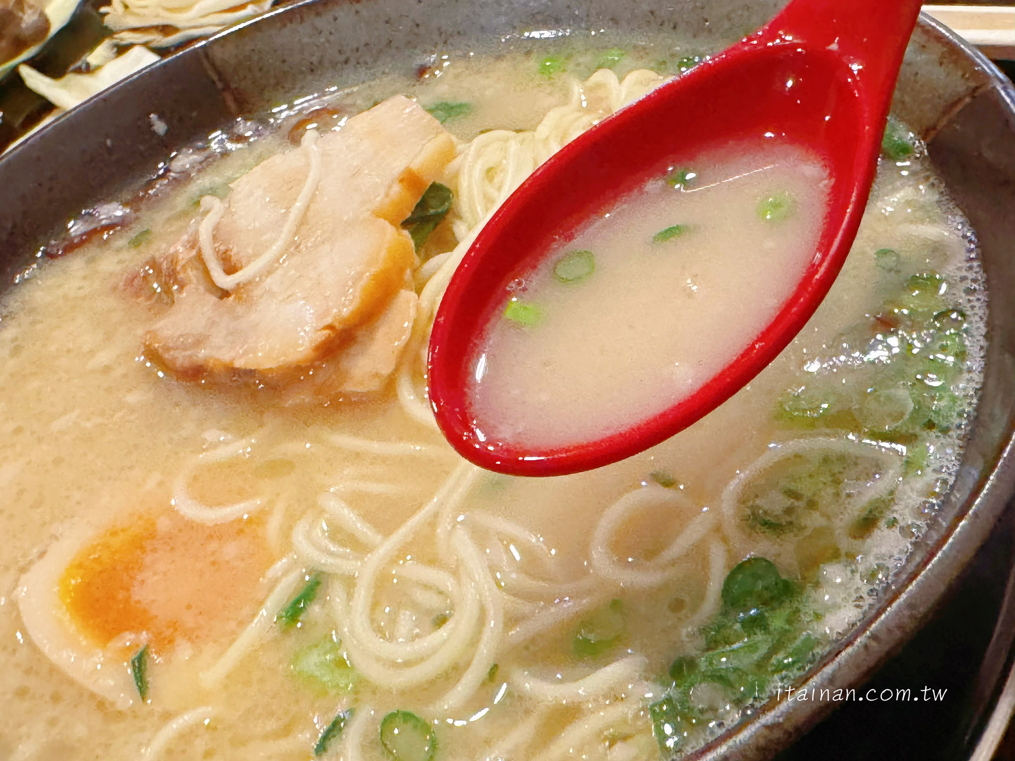 熊本拉麵推薦|濃郁豚骨與蒜味的完美結合,每日限量的カリカリ豚足(炸豬腳)銷魂必點!水前寺公園旁的人氣名店「熊本拉麵 豚美」 熊本拉麵推薦|濃郁豚骨與蒜味的完美結合,每日限量的カリカリ豚足(炸豬腳)銷魂必點!水前寺公園旁的人氣名店「熊本拉麵 豚美」