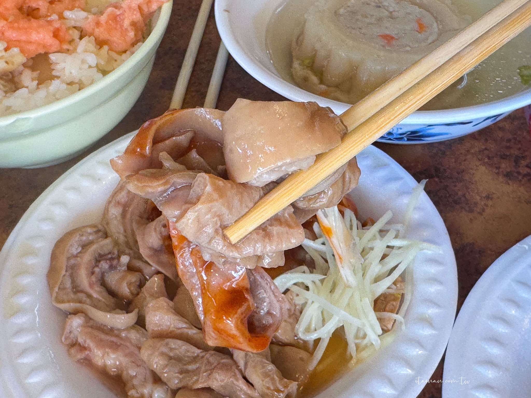 雲林北港美食｜假魚肚到底是什麼？朝天宮旁飄香60年，北港才吃得到的特色古早味「煌明假魚肚」（廟邊假魚肚）