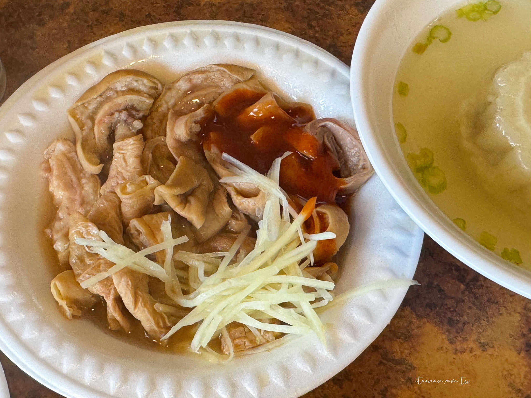 雲林北港美食|假魚肚到底是什麼?朝天宮旁飄香60年,北港才吃得到的特色古早味「煌明假魚肚」(廟邊假魚肚) 雲林北港美食|假魚肚到底是什麼?朝天宮旁飄香60年,北港才吃得到的特色古早味「煌明假魚肚」(廟邊假魚肚)