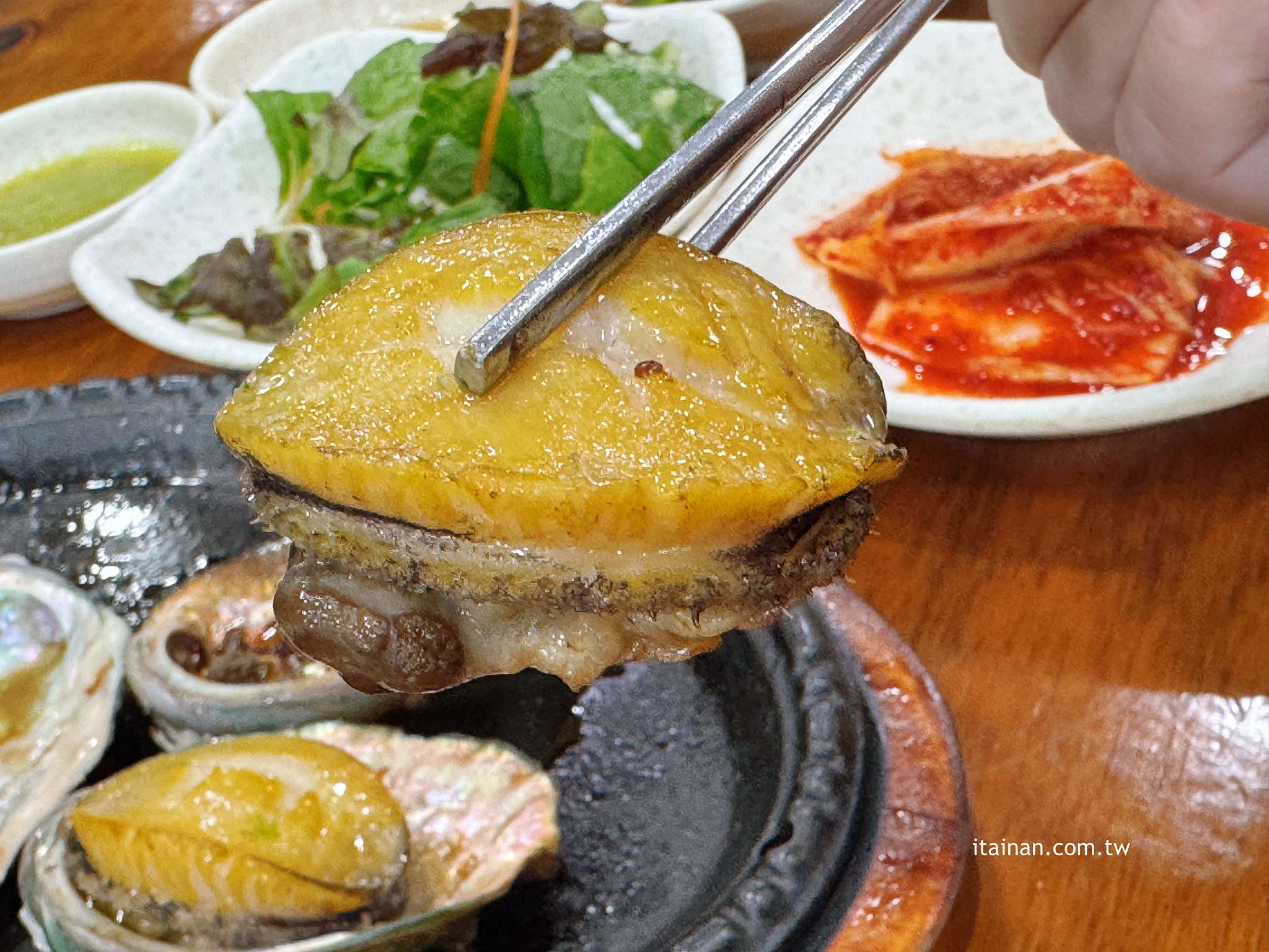 濟州島美食推薦｜來濟州島就是要吃鮑魚！吃鮑魚粥配海景!鮑魚粥、烤鮑魚都是必點「 明珍鮑魚（명진전복）」
