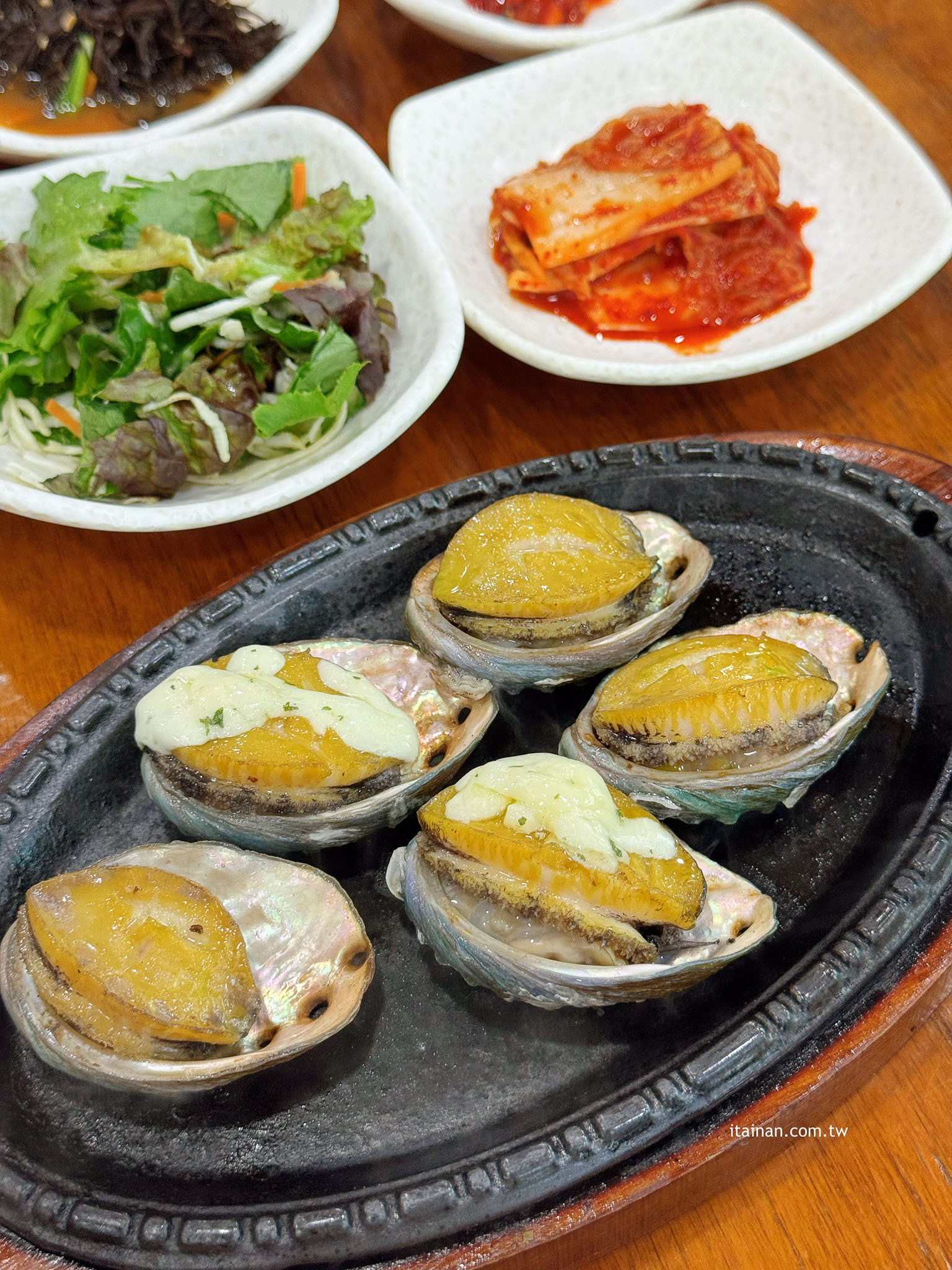 濟州島美食推薦｜來濟州島就是要吃鮑魚！吃鮑魚粥配海景!鮑魚粥、烤鮑魚都是必點「 明珍鮑魚（명진전복）」