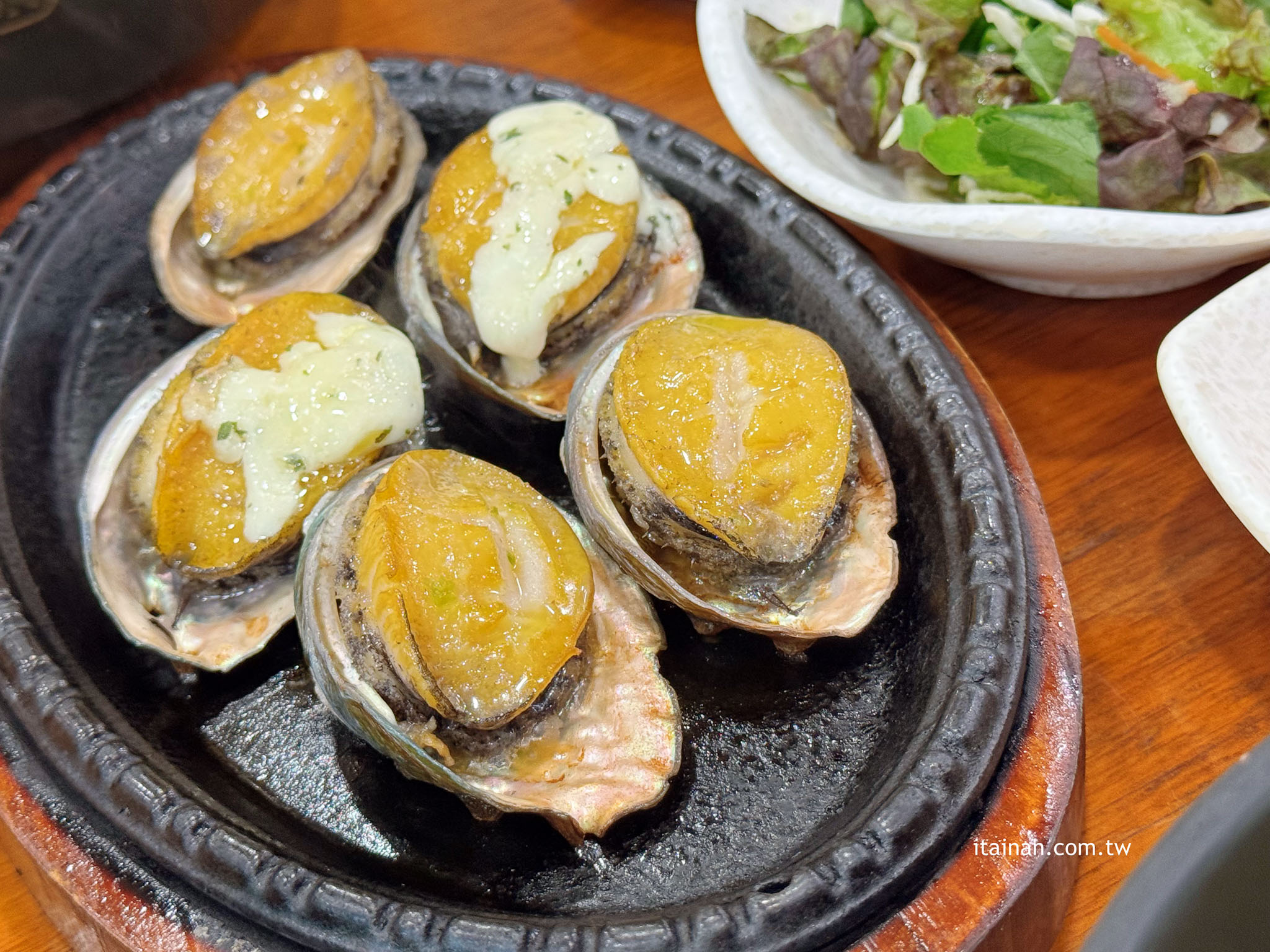 濟州島美食推薦｜來濟州島就是要吃鮑魚！吃鮑魚粥配海景!鮑魚粥、烤鮑魚都是必點「 明珍鮑魚（명진전복）」