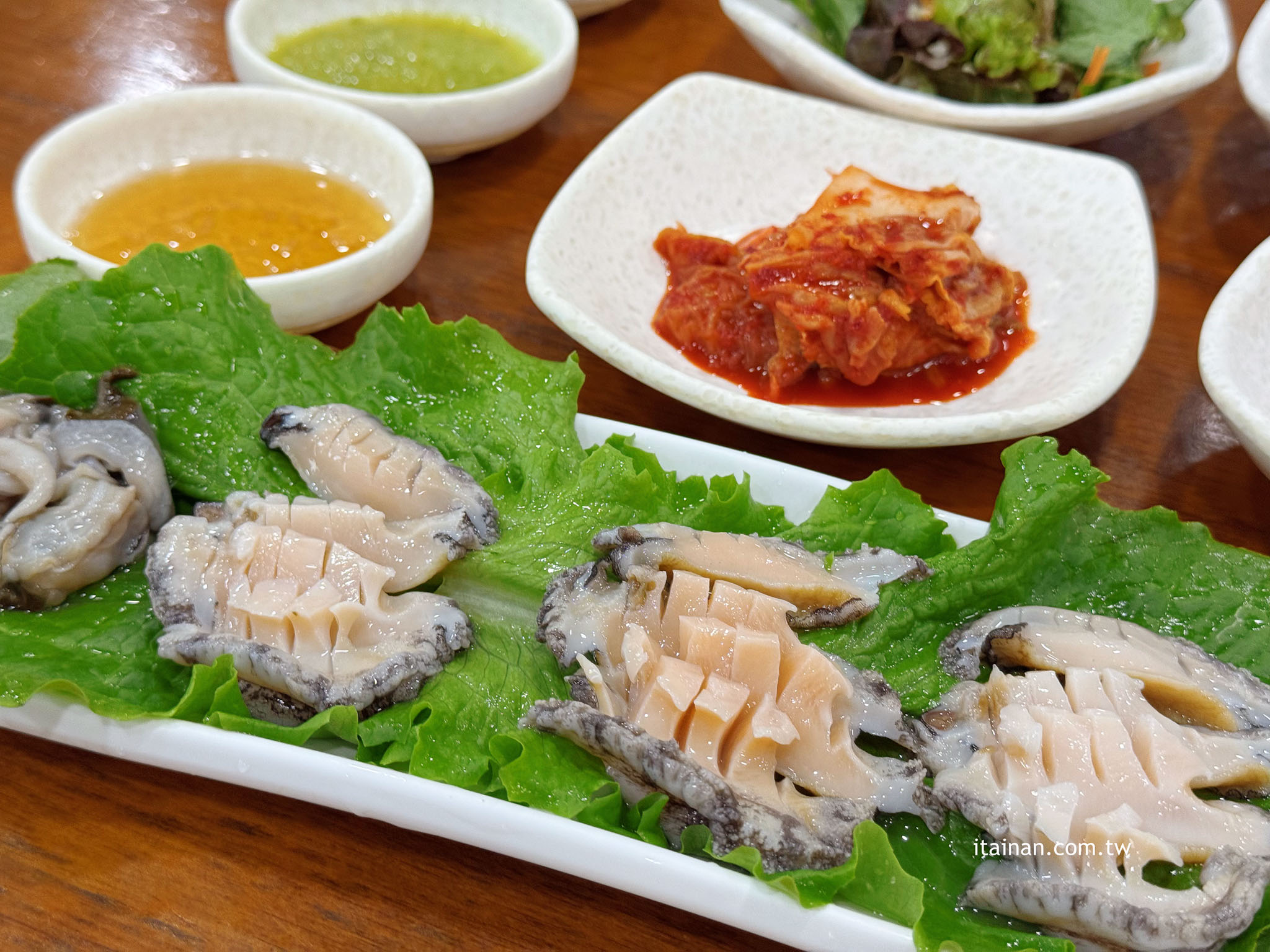 濟州島美食推薦｜來濟州島就是要吃鮑魚！吃鮑魚粥配海景!鮑魚粥、烤鮑魚都是必點「 明珍鮑魚（명진전복）」