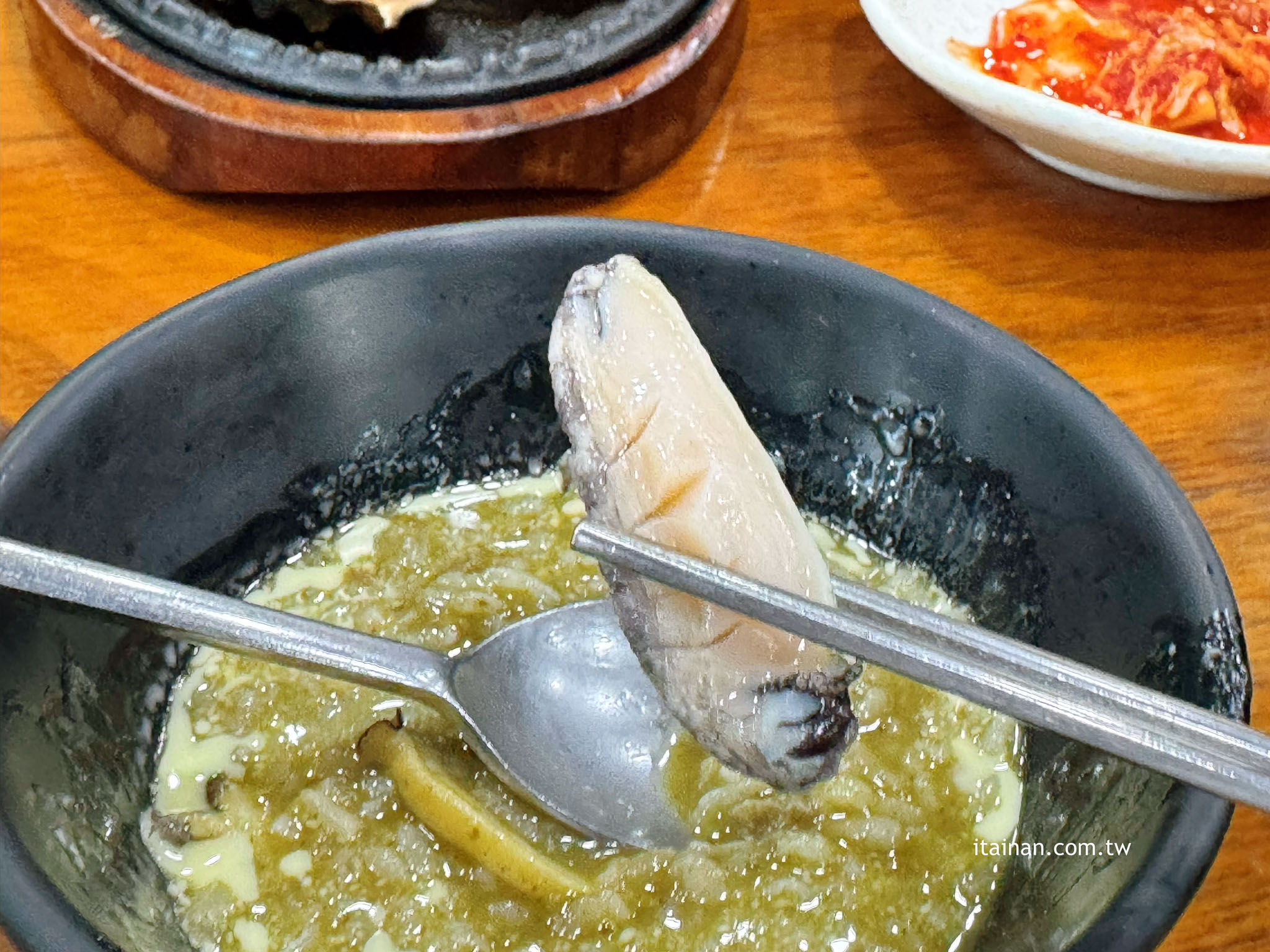 濟州島美食推薦｜來濟州島就是要吃鮑魚！吃鮑魚粥配海景!鮑魚粥、烤鮑魚都是必點「 明珍鮑魚（명진전복）」