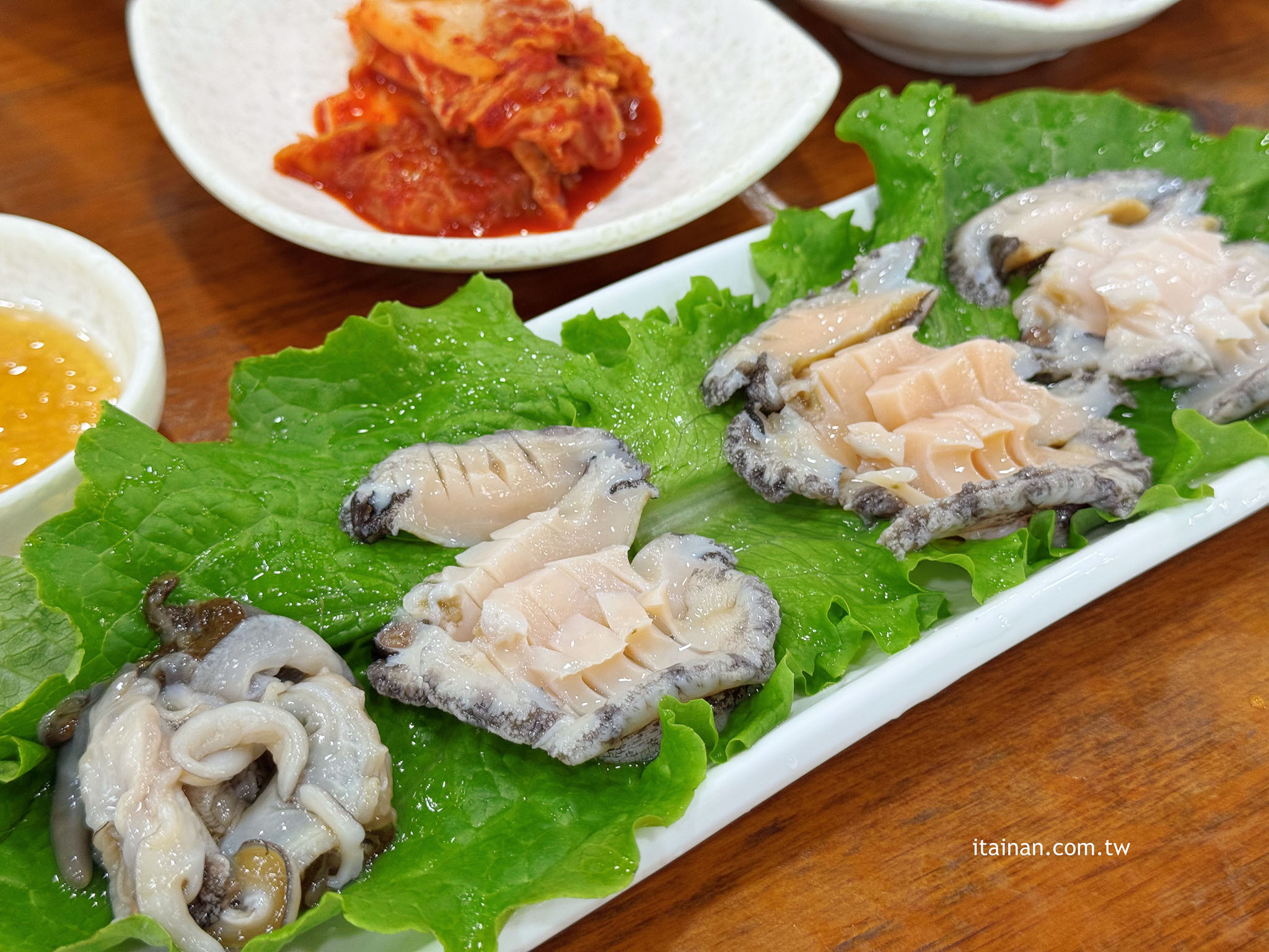 濟州島美食推薦｜來濟州島就是要吃鮑魚！吃鮑魚粥配海景!鮑魚粥、烤鮑魚都是必點「 明珍鮑魚（명진전복）」