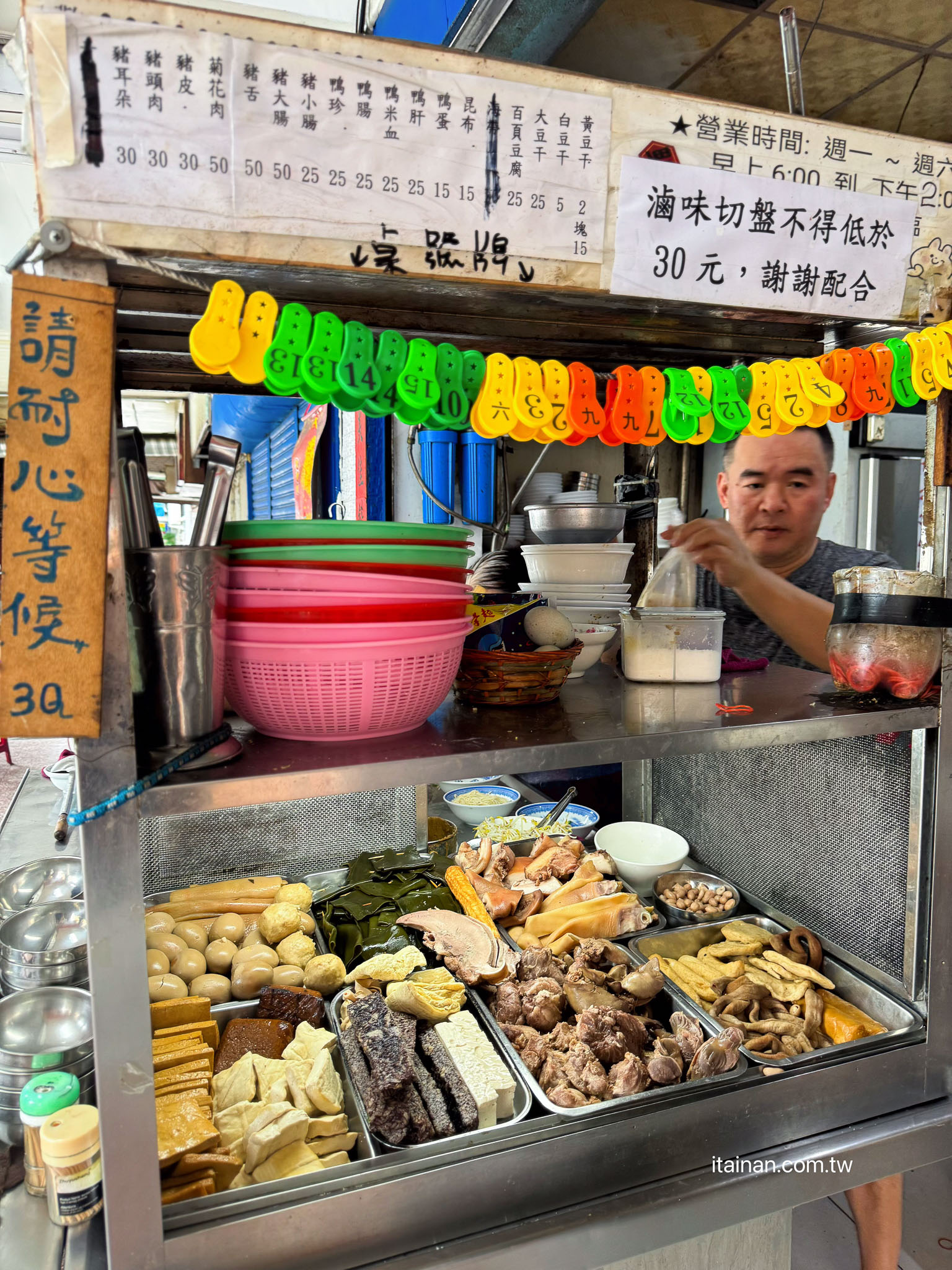 別再只會點陽春麵配滷味！台南超過60年老麵店，內行人才知道的隱藏版吃法一定要學起來「老黃陽春麵」