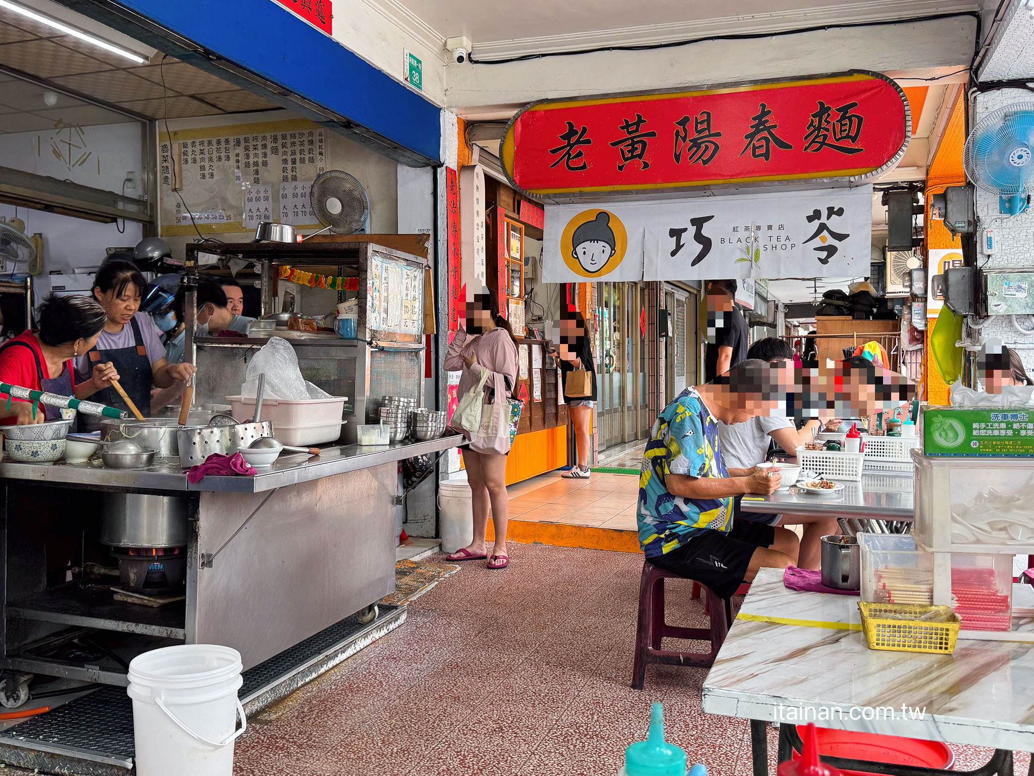 別再只會點陽春麵配滷味！台南超過60年老麵店，內行人才知道的隱藏版吃法一定要學起來「老黃陽春麵」