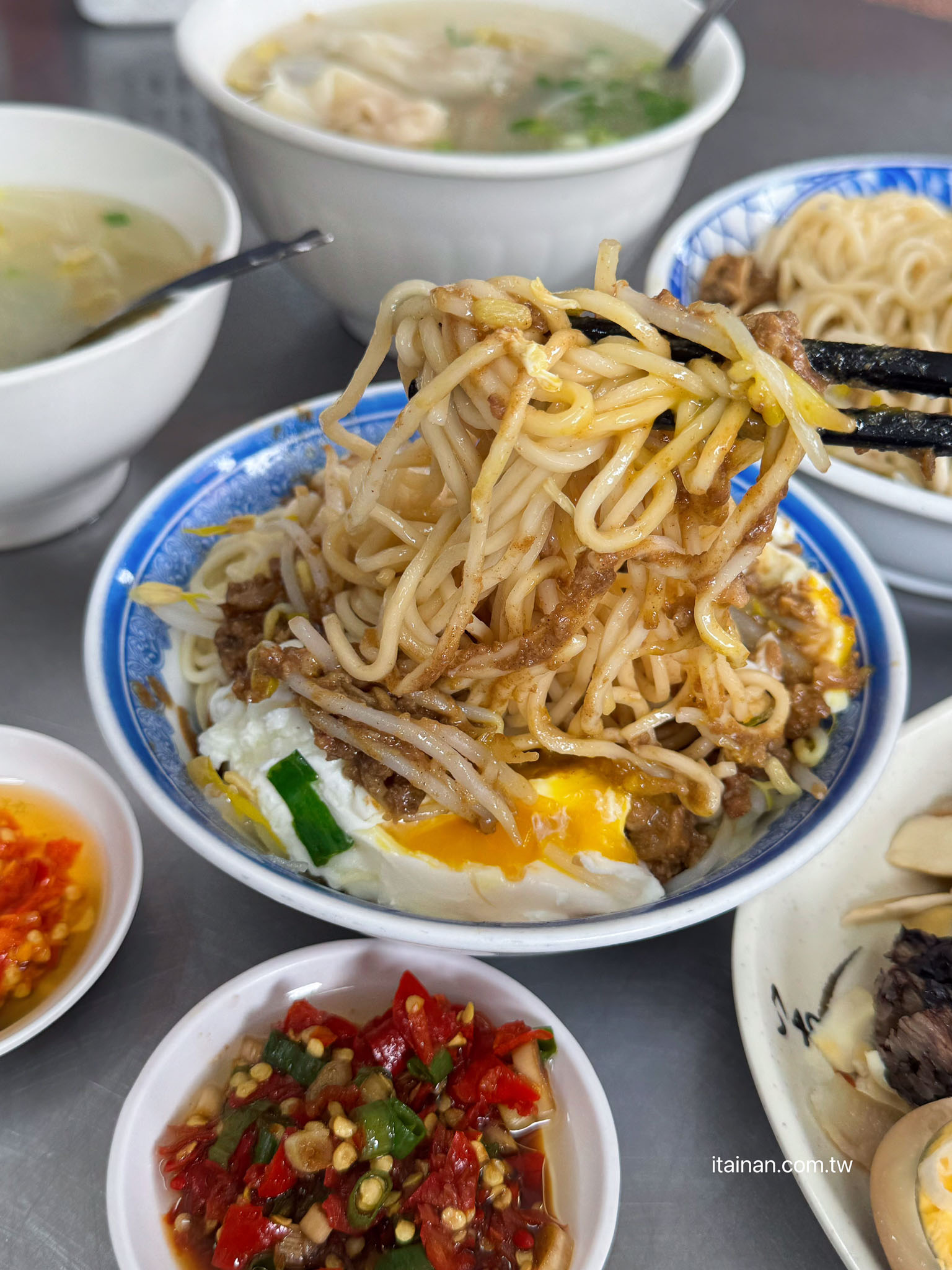 別再只會點陽春麵配滷味！台南超過60年老麵店，內行人才知道的隱藏版吃法一定要學起來「老黃陽春麵」
