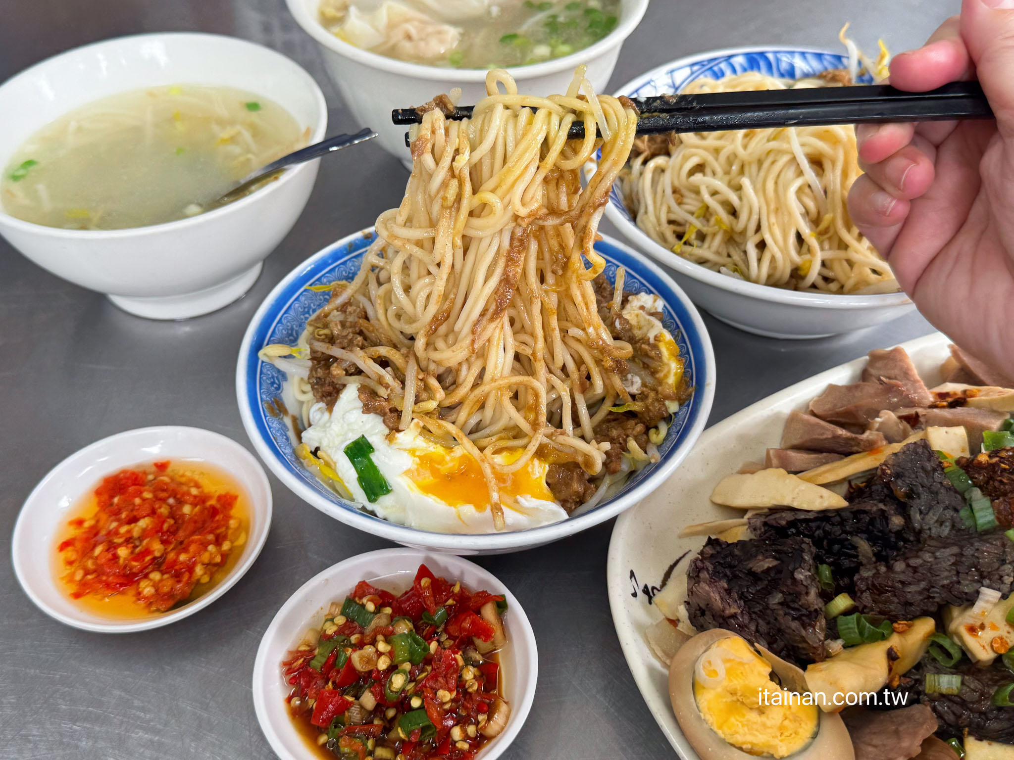 別再只會點陽春麵配滷味！台南超過60年老麵店，內行人才知道的隱藏版吃法一定要學起來「老黃陽春麵」