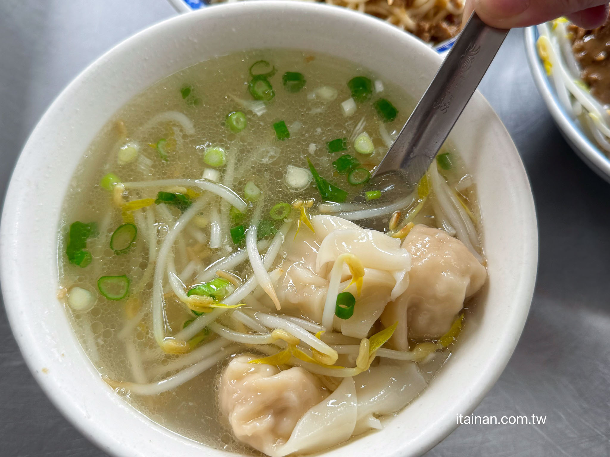別再只會點陽春麵配滷味！台南超過60年老麵店，內行人才知道的隱藏版吃法一定要學起來「老黃陽春麵」