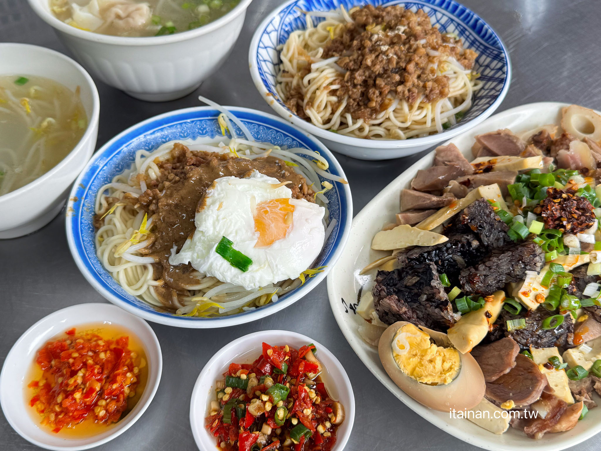 別再只會點陽春麵配滷味！台南超過60年老麵店，內行人才知道的隱藏版吃法一定要學起來「老黃陽春麵」