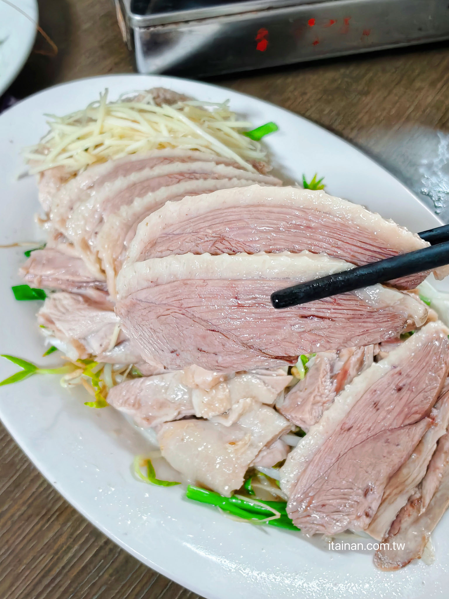 在地人才知道!佳里22年老店必點隱藏版「假牛肉」,鵝肉、三杯鵝舌更是一絕「大谷鵝肉城」 在地人才知道!佳里22年老店必點隱藏版「假牛肉」,鵝肉、三杯鵝舌更是一絕「大谷鵝肉城」