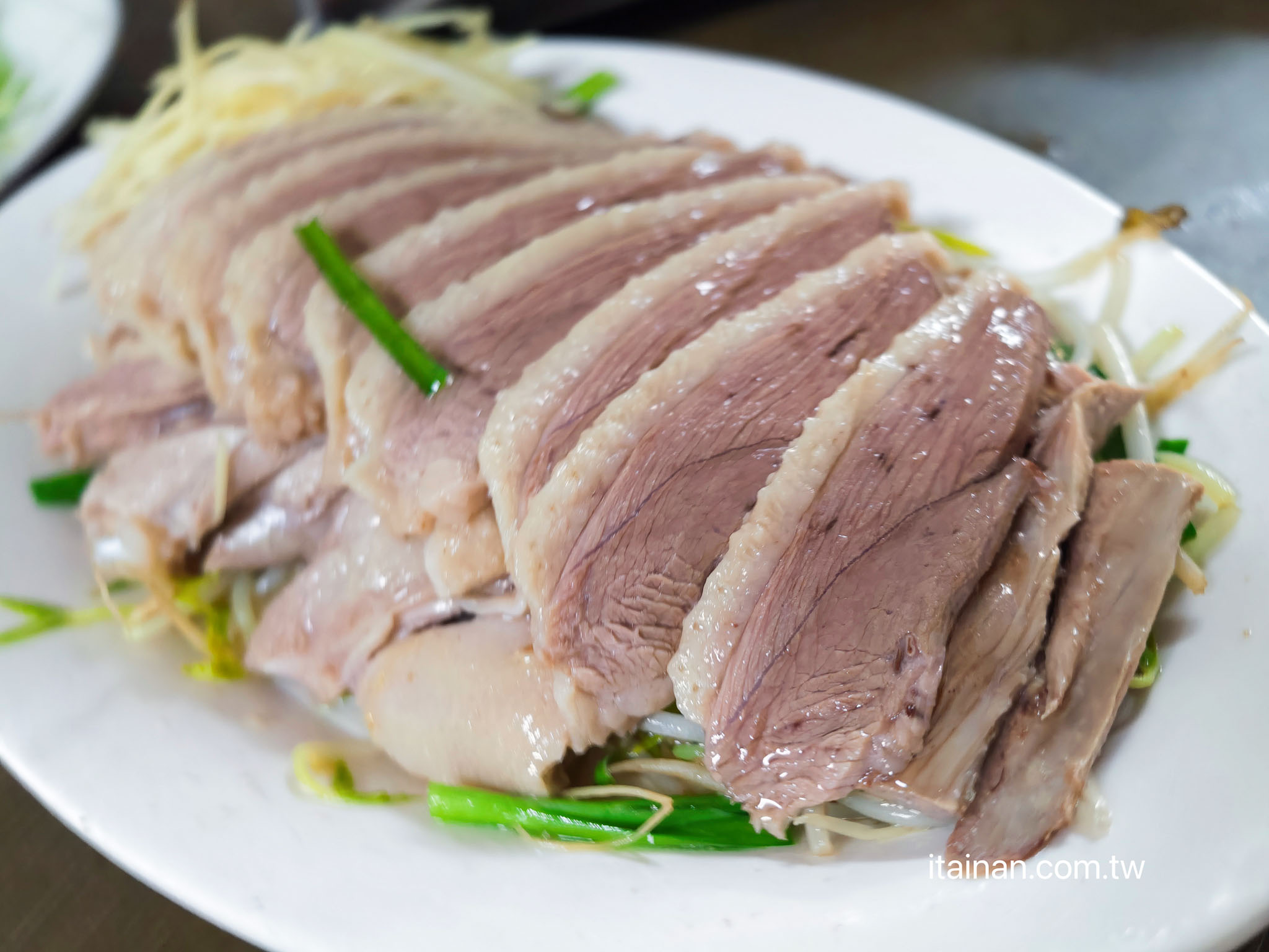 在地人才知道!佳里22年老店必點隱藏版「假牛肉」,鵝肉、三杯鵝舌更是一絕「大谷鵝肉城」 在地人才知道!佳里22年老店必點隱藏版「假牛肉」,鵝肉、三杯鵝舌更是一絕「大谷鵝肉城」