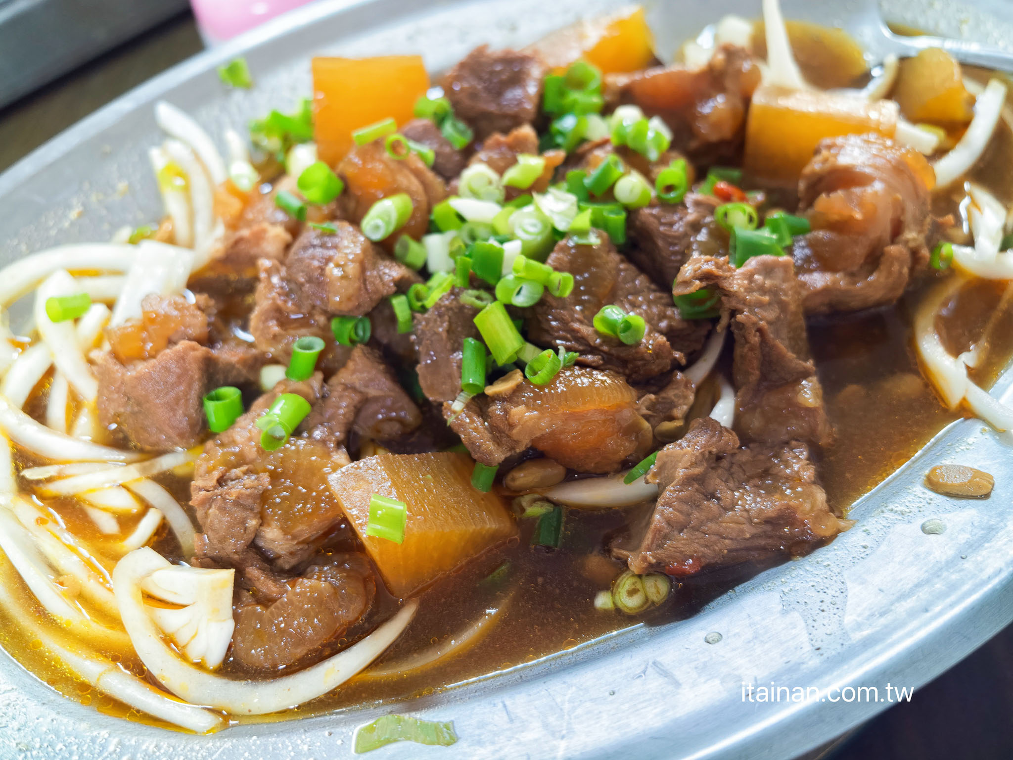 在地人才知道!佳里22年老店必點隱藏版「假牛肉」,鵝肉、三杯鵝舌更是一絕「大谷鵝肉城」 在地人才知道!佳里22年老店必點隱藏版「假牛肉」,鵝肉、三杯鵝舌更是一絕「大谷鵝肉城」