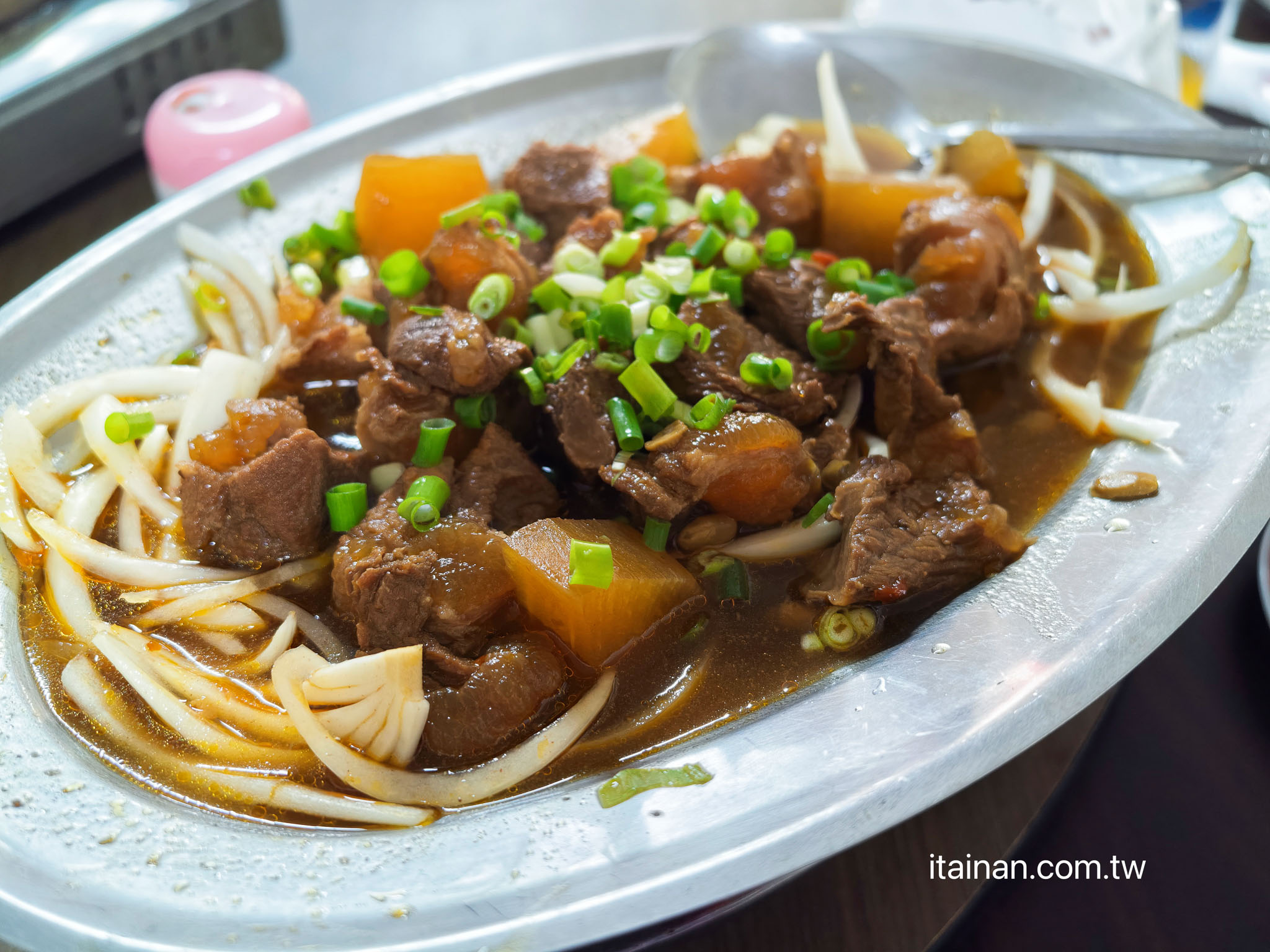 在地人才知道!佳里22年老店必點隱藏版「假牛肉」,鵝肉、三杯鵝舌更是一絕「大谷鵝肉城」 在地人才知道!佳里22年老店必點隱藏版「假牛肉」,鵝肉、三杯鵝舌更是一絕「大谷鵝肉城」