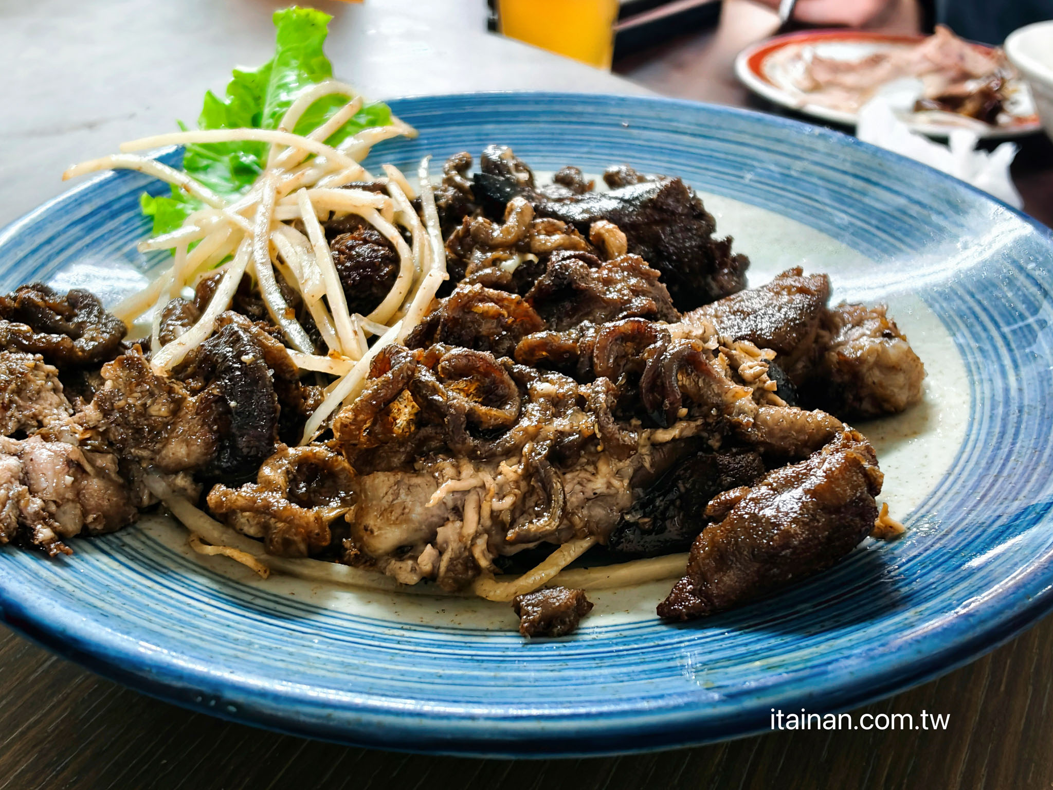 在地人才知道!佳里22年老店必點隱藏版「假牛肉」,鵝肉、三杯鵝舌更是一絕「大谷鵝肉城」 在地人才知道!佳里22年老店必點隱藏版「假牛肉」,鵝肉、三杯鵝舌更是一絕「大谷鵝肉城」
