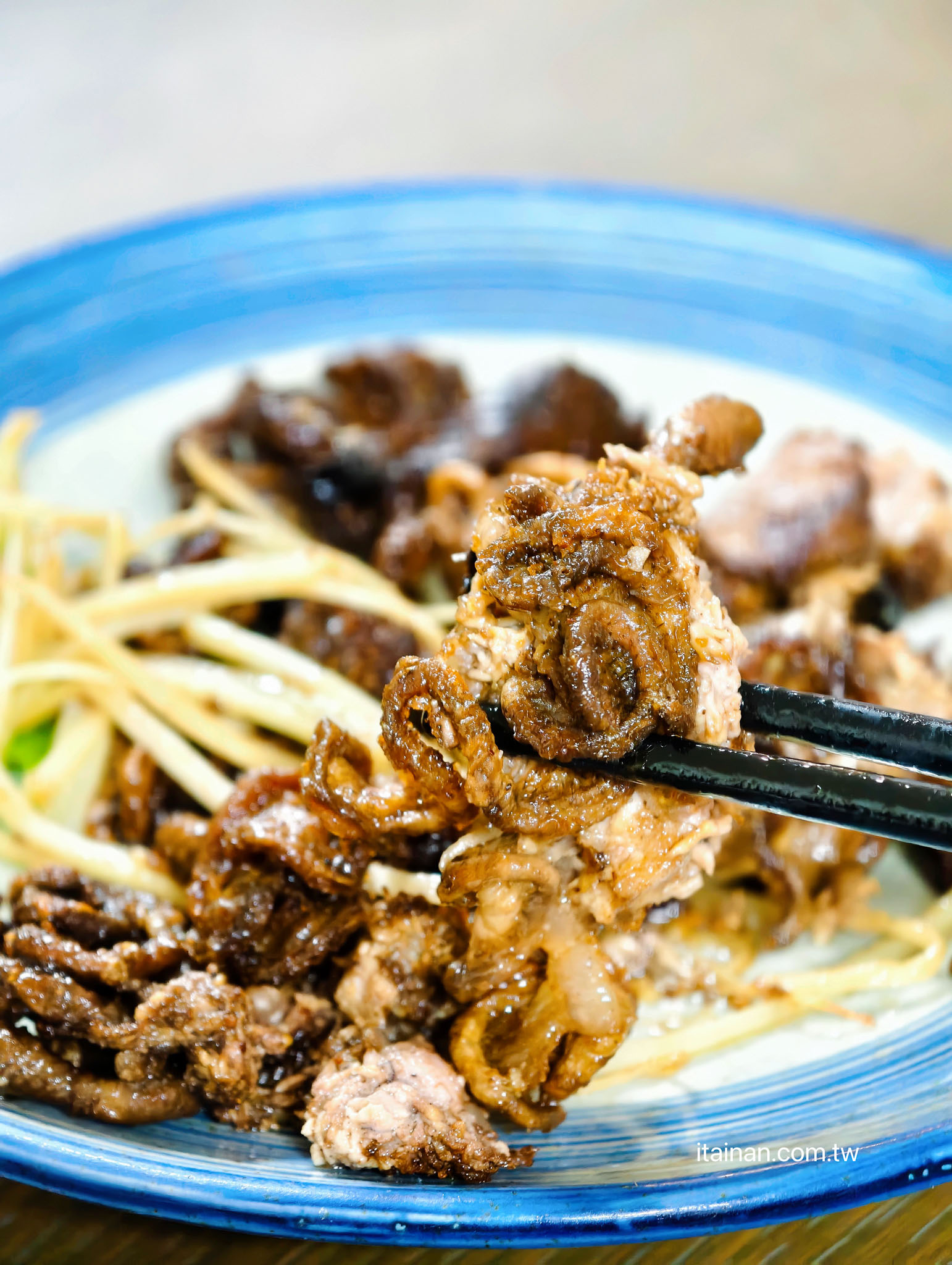 在地人才知道!佳里22年老店必點隱藏版「假牛肉」,鵝肉、三杯鵝舌更是一絕「大谷鵝肉城」 在地人才知道!佳里22年老店必點隱藏版「假牛肉」,鵝肉、三杯鵝舌更是一絕「大谷鵝肉城」
