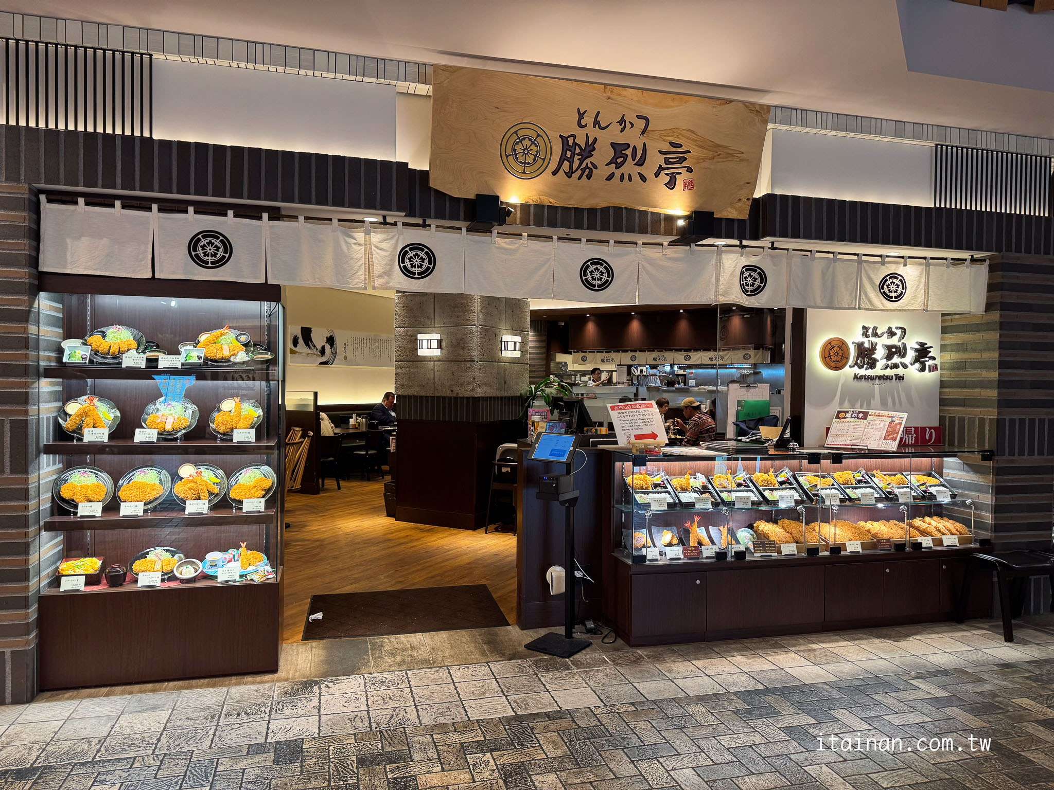 熊本必吃炸豬排!昭和50年創業,在地人推薦六白黑豚豬排「勝烈亭 AMU PLAZA熊本店」 熊本必吃炸豬排!昭和50年創業,在地人推薦六白黑豚豬排「勝烈亭 AMU PLAZA熊本店」
