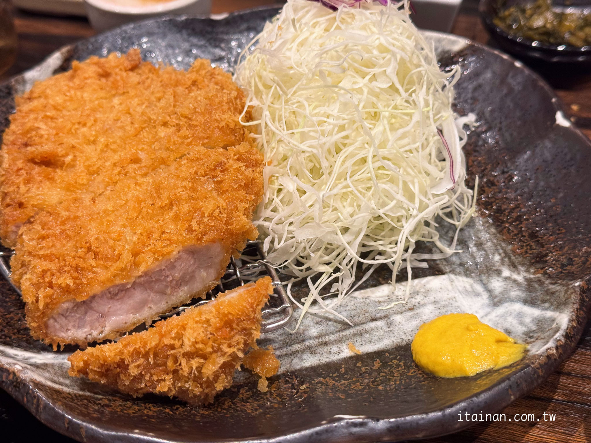 熊本必吃炸豬排!昭和50年創業,在地人推薦六白黑豚豬排「勝烈亭 AMU PLAZA熊本店」 熊本必吃炸豬排!昭和50年創業,在地人推薦六白黑豚豬排「勝烈亭 AMU PLAZA熊本店」