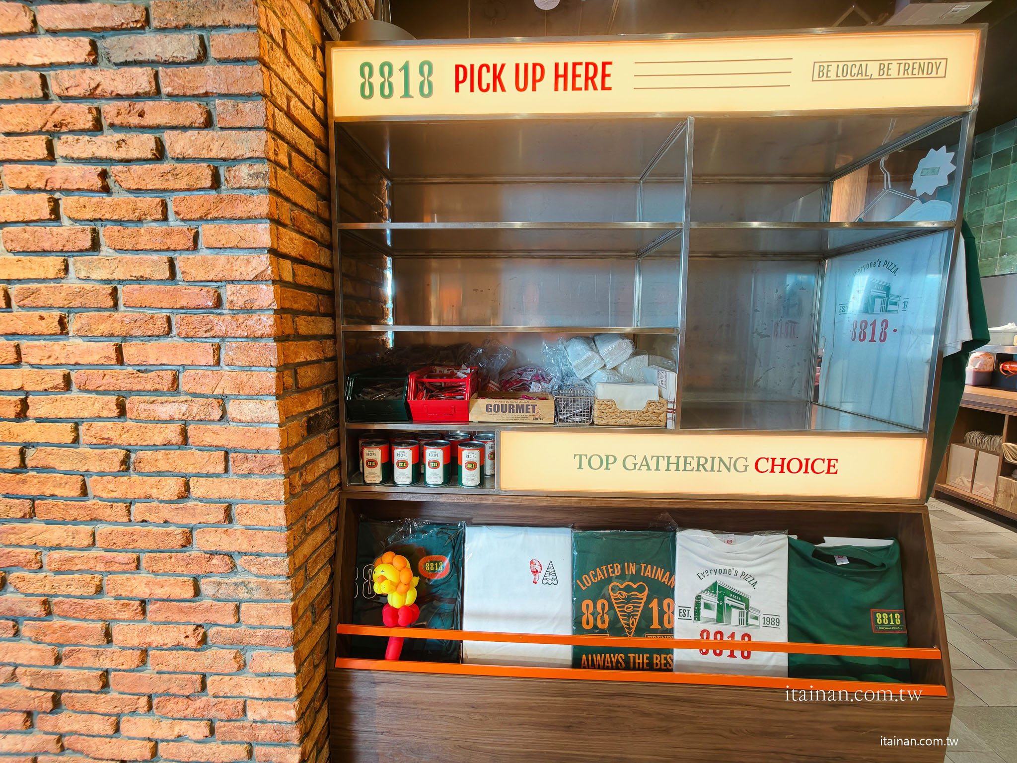 台南美食｜「8818 Pizza Restaurant 比薩屋」在地36年老字號！被披薩耽誤的炸雞店，經典雙人套餐一次吃遍招牌美味