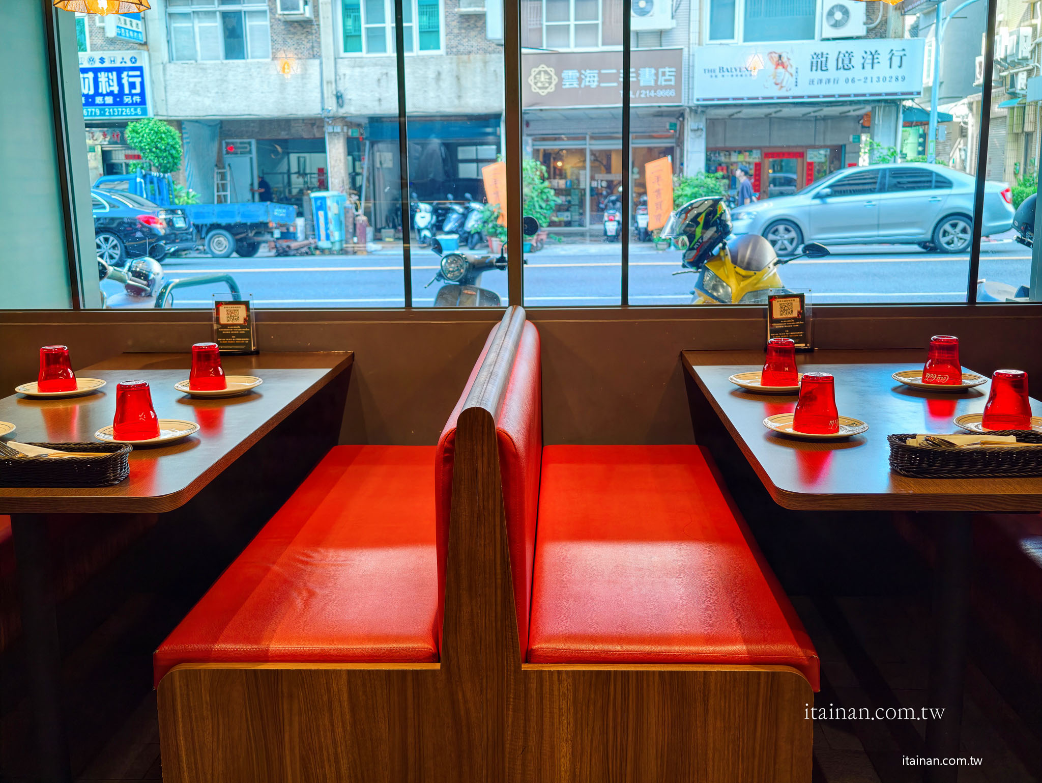 台南美食｜「8818 Pizza Restaurant 比薩屋」在地36年老字號！被披薩耽誤的炸雞店，經典雙人套餐一次吃遍招牌美味