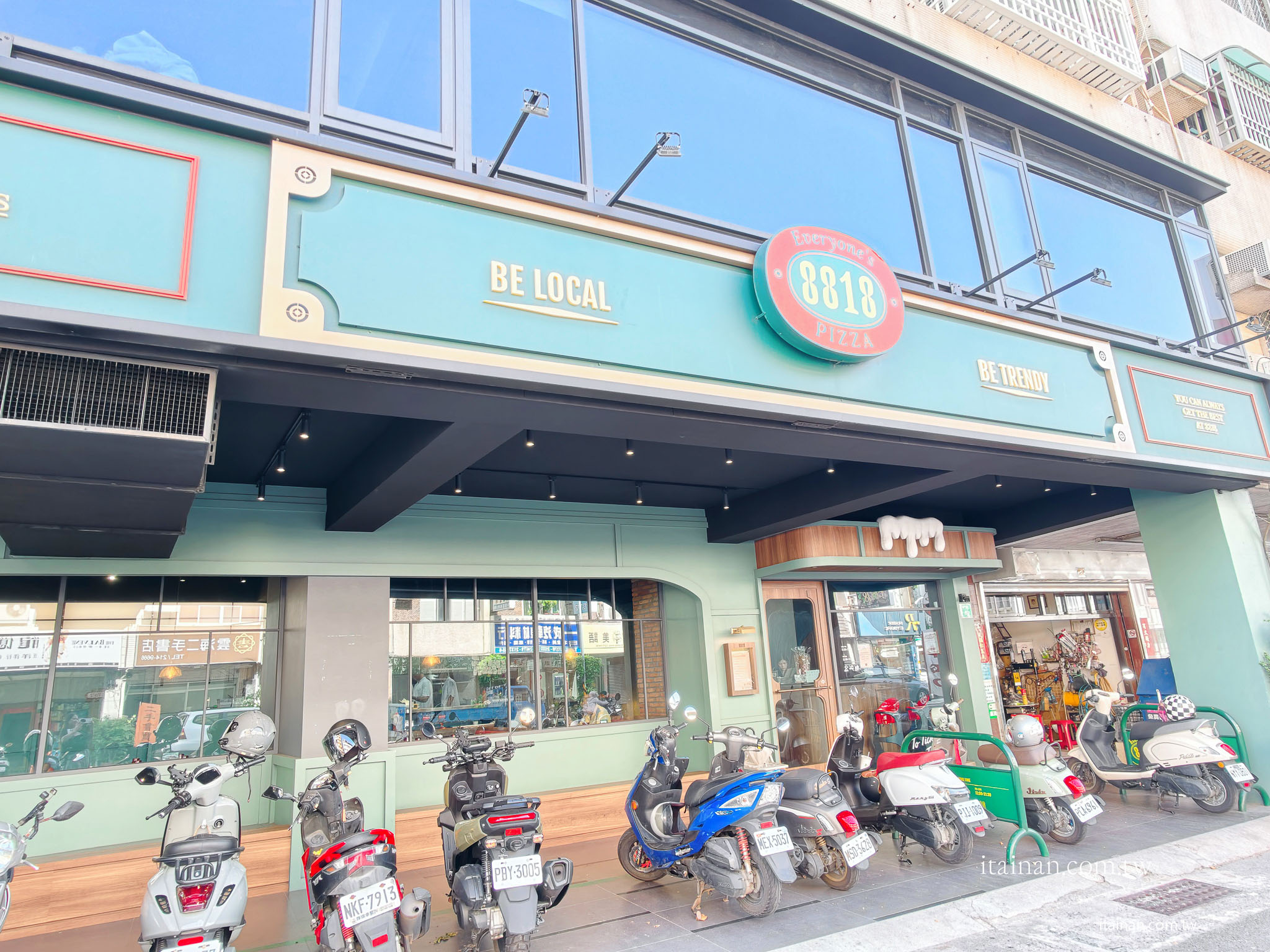 台南美食｜「8818 Pizza Restaurant 比薩屋」在地36年老字號！被披薩耽誤的炸雞店，經典雙人套餐一次吃遍招牌美味