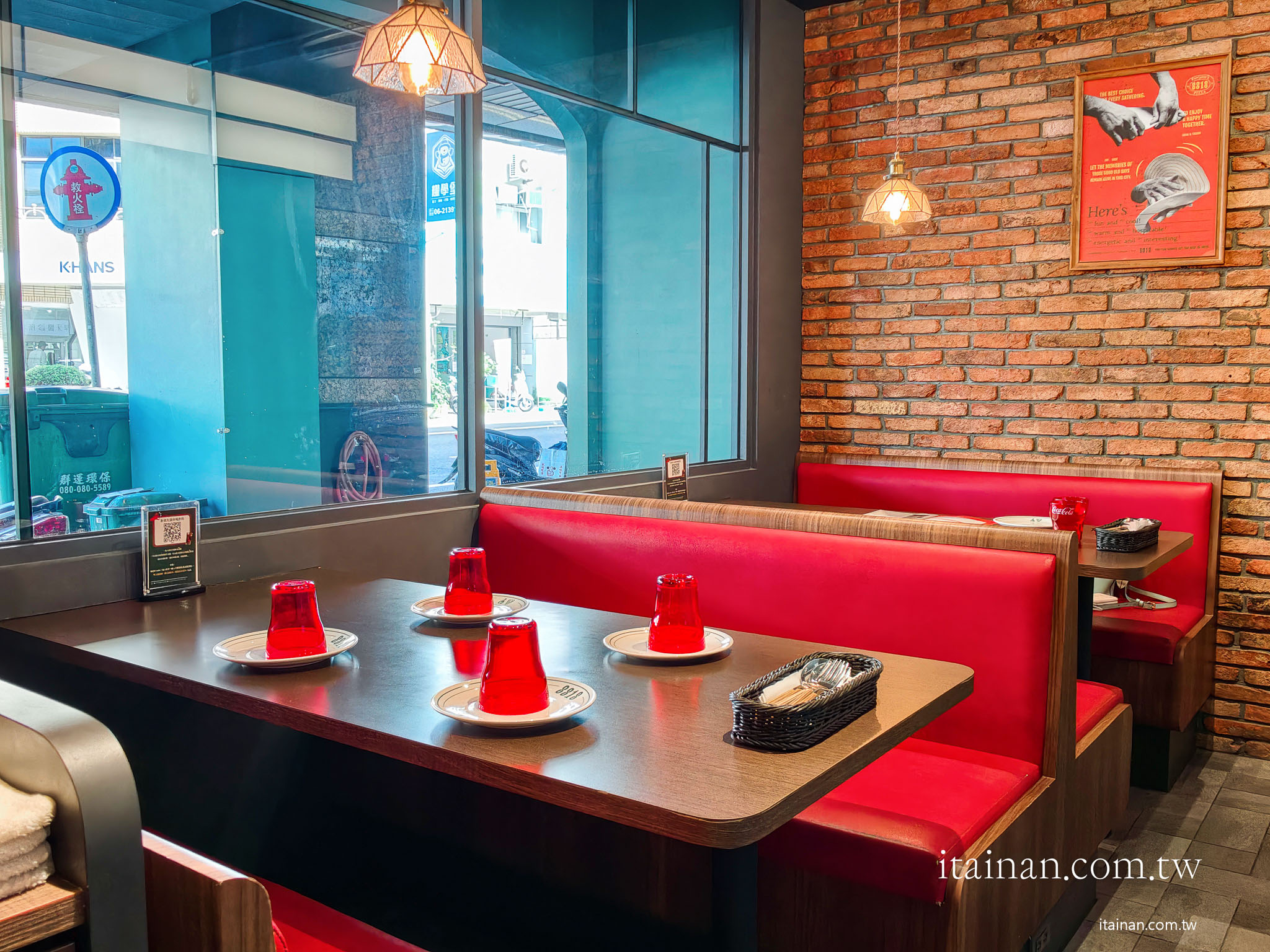台南美食｜「8818 Pizza Restaurant 比薩屋」在地36年老字號！被披薩耽誤的炸雞店，經典雙人套餐一次吃遍招牌美味