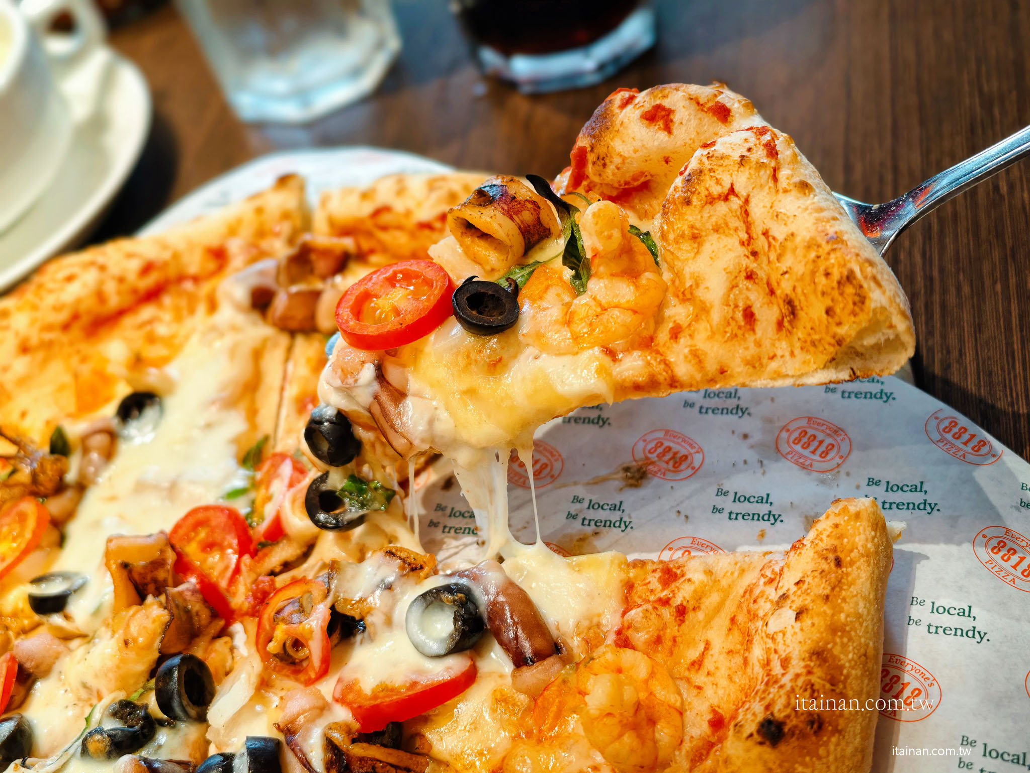 台南美食｜「8818 Pizza Restaurant 比薩屋」在地36年老字號！被披薩耽誤的炸雞店，經典雙人套餐一次吃遍招牌美味