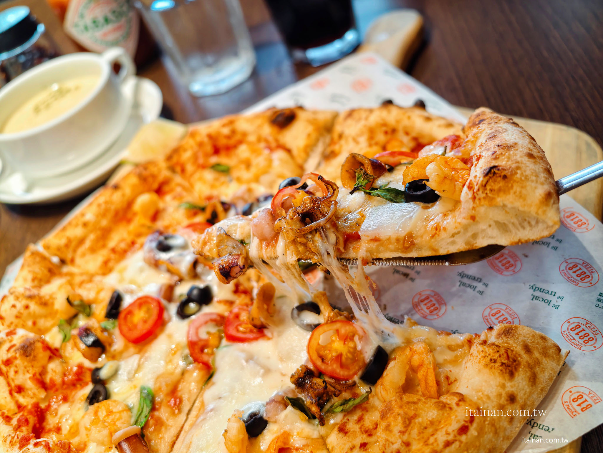 台南美食｜「8818 Pizza Restaurant 比薩屋」在地36年老字號！被披薩耽誤的炸雞店，經典雙人套餐一次吃遍招牌美味