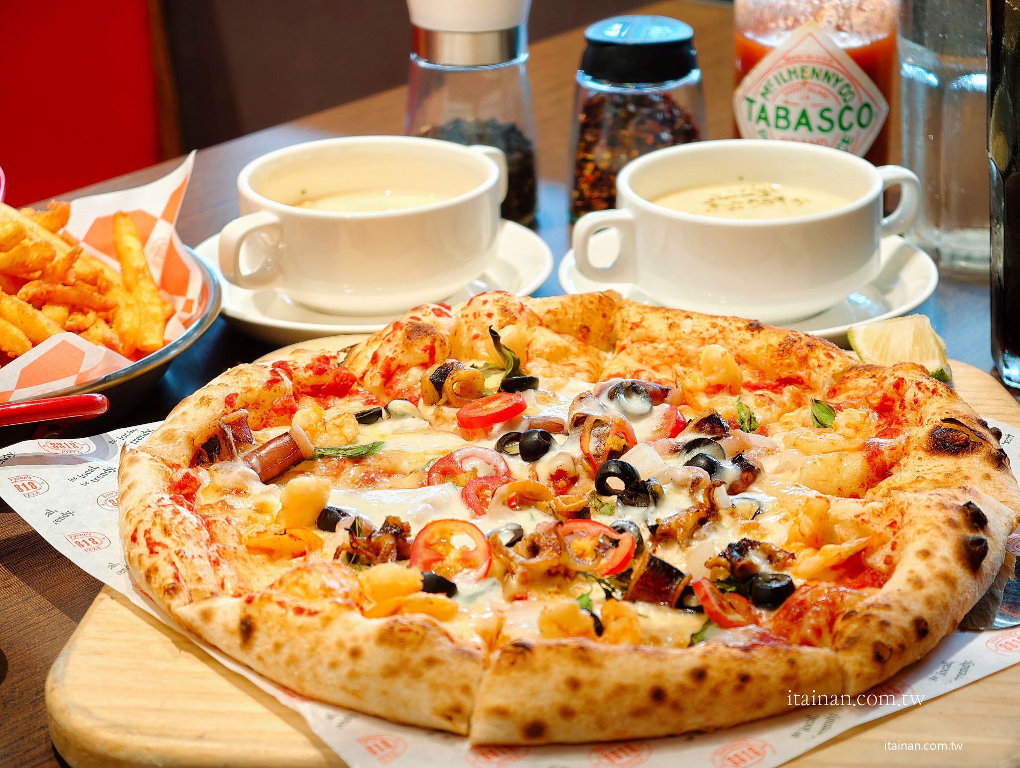 台南美食｜「8818 Pizza Restaurant 比薩屋」在地36年老字號！被披薩耽誤的炸雞店，經典雙人套餐一次吃遍招牌美味