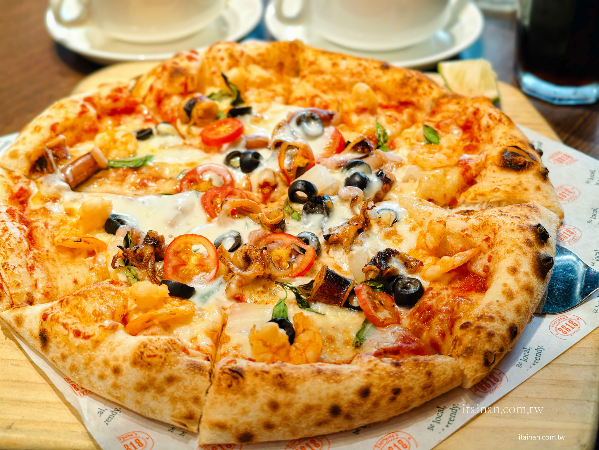 台南美食｜「8818 Pizza Restaurant 比薩屋」在地36年老字號！被披薩耽誤的炸雞店，經典雙人套餐一次吃遍招牌美味