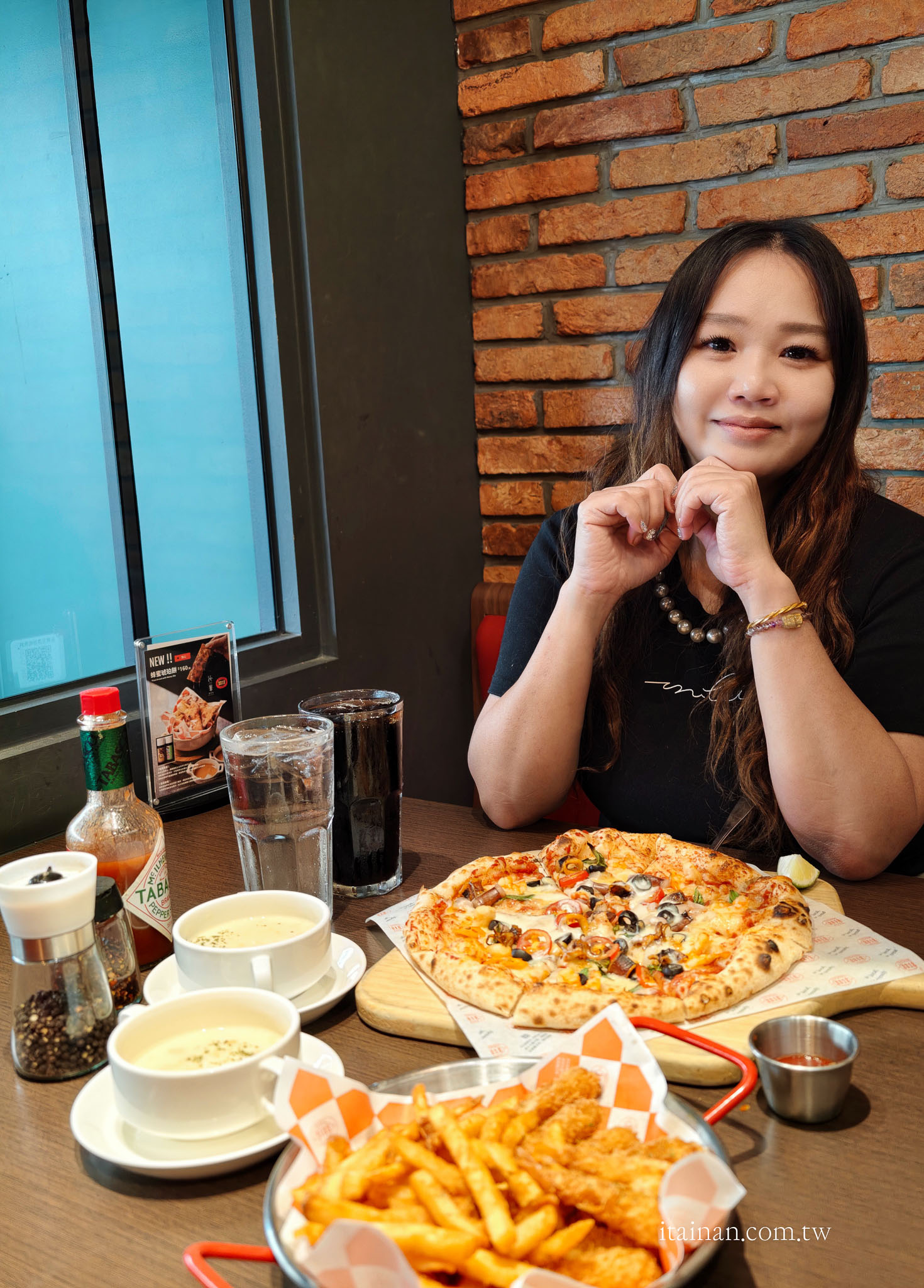 台南美食｜「8818 Pizza Restaurant 比薩屋」在地36年老字號！被披薩耽誤的炸雞店，經典雙人套餐一次吃遍招牌美味