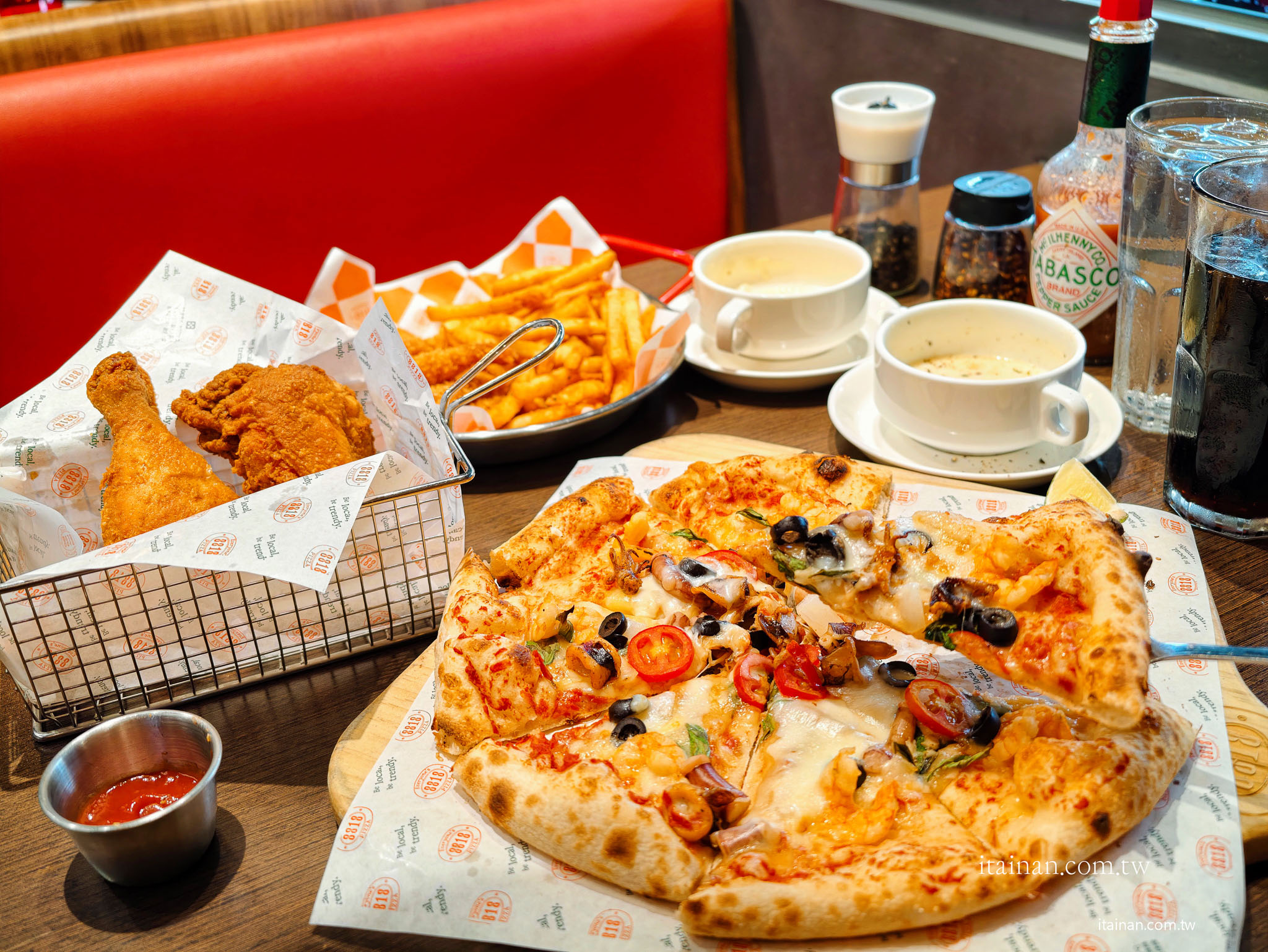 台南美食｜「8818 Pizza Restaurant 比薩屋」在地36年老字號！被披薩耽誤的炸雞店，經典雙人套餐一次吃遍招牌美味