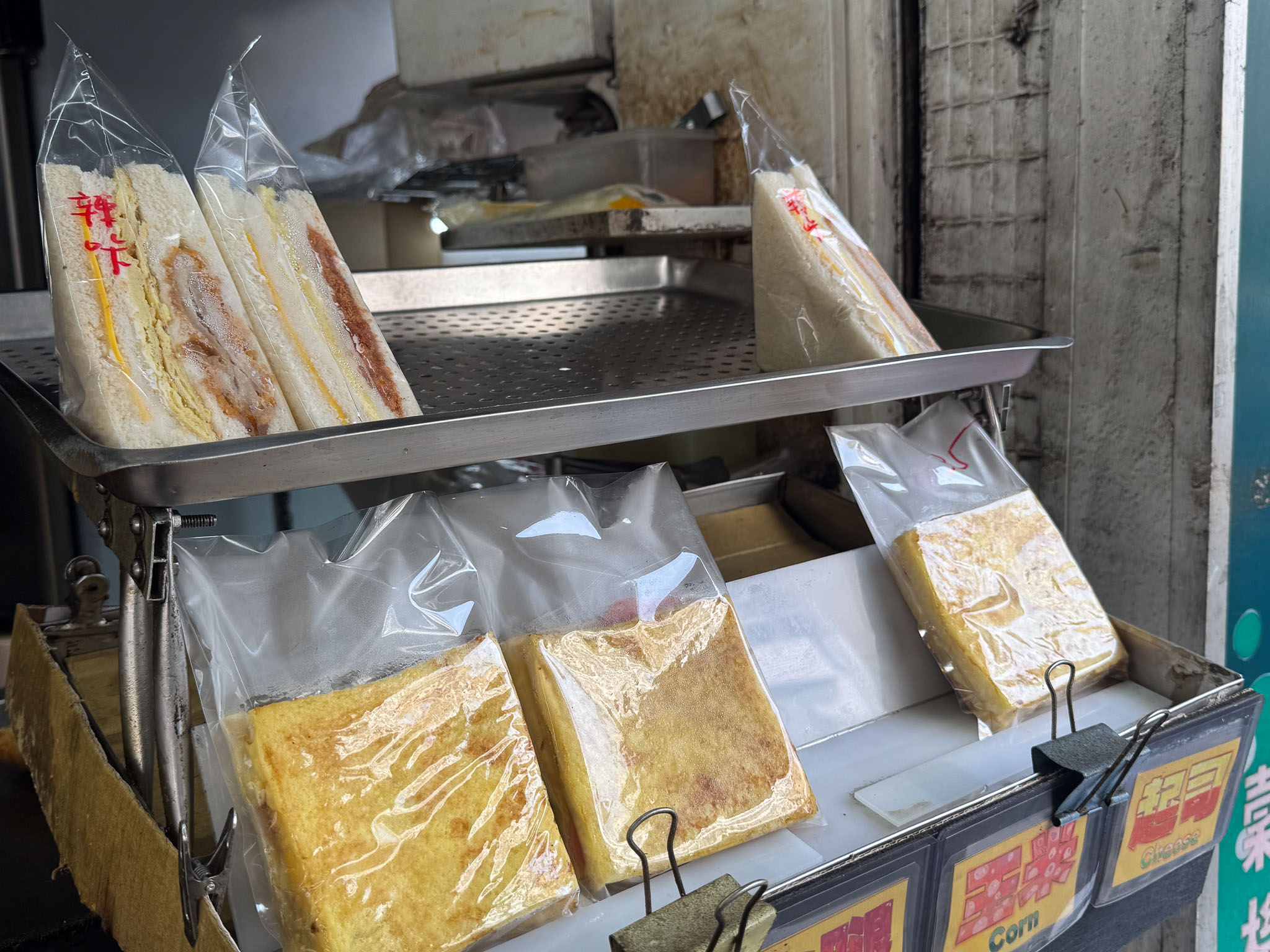 台南早餐推薦|成大學生畢業後還會想念的早餐店!80元黑胡椒里肌豬排鐵板麵超滿足「海鷗牌餐飲城」 台南早餐推薦|成大學生畢業後還會想念的早餐店!80元黑胡椒里肌豬排鐵板麵超滿足「海鷗牌餐飲城」