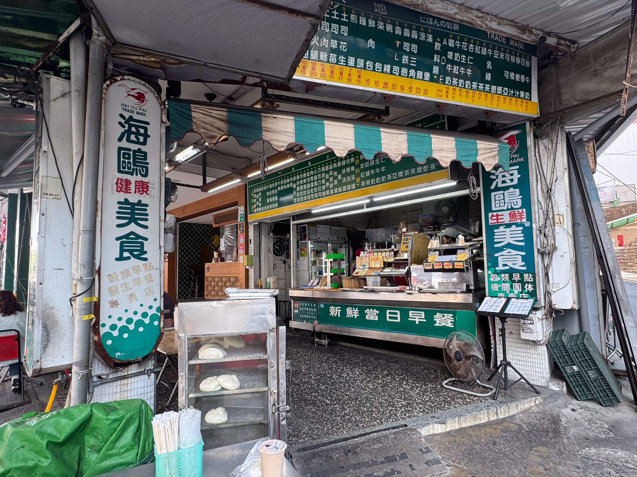 台南早餐推薦|成大學生畢業後還會想念的早餐店!80元黑胡椒里肌豬排鐵板麵超滿足「海鷗牌餐飲城」 台南早餐推薦|成大學生畢業後還會想念的早餐店!80元黑胡椒里肌豬排鐵板麵超滿足「海鷗牌餐飲城」