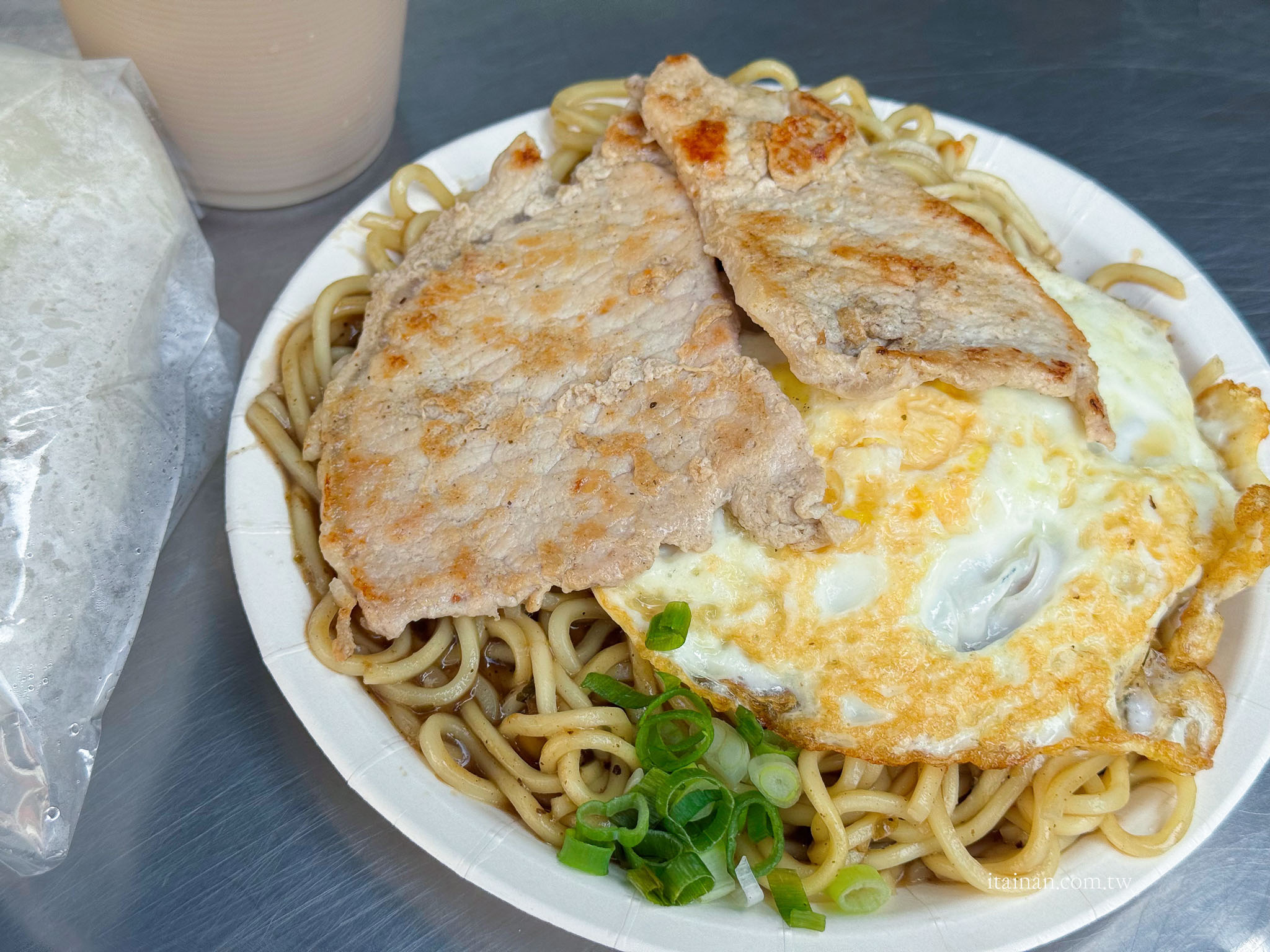台南早餐推薦|成大學生畢業後還會想念的早餐店!80元黑胡椒里肌豬排鐵板麵超滿足「海鷗牌餐飲城」 台南早餐推薦|成大學生畢業後還會想念的早餐店!80元黑胡椒里肌豬排鐵板麵超滿足「海鷗牌餐飲城」