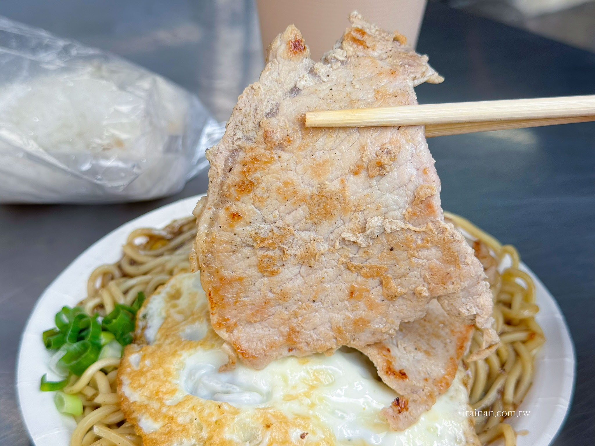 台南早餐推薦|成大學生畢業後還會想念的早餐店!80元黑胡椒里肌豬排鐵板麵超滿足「海鷗牌餐飲城」 台南早餐推薦|成大學生畢業後還會想念的早餐店!80元黑胡椒里肌豬排鐵板麵超滿足「海鷗牌餐飲城」