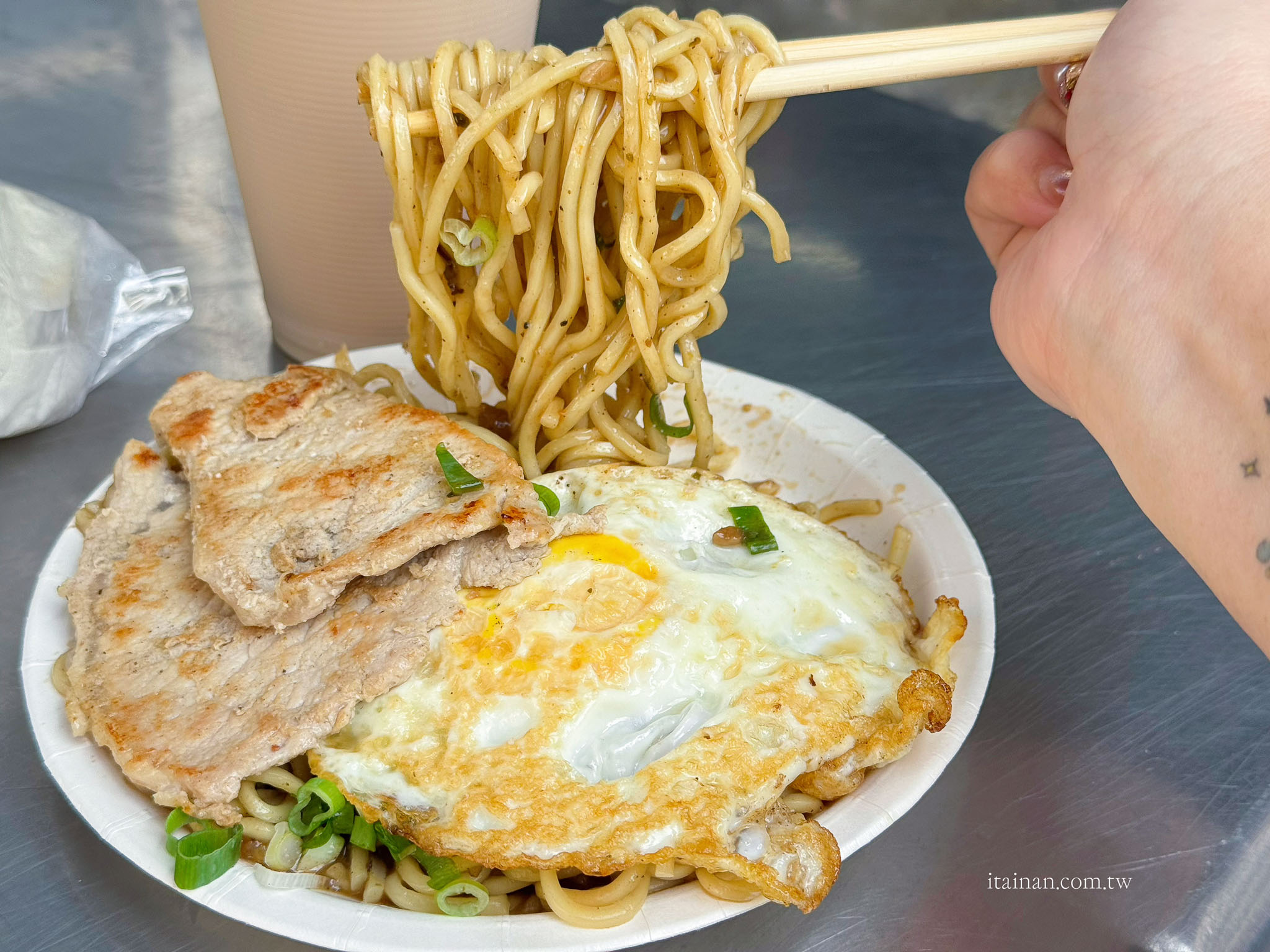 台南早餐推薦|成大學生畢業後還會想念的早餐店!80元黑胡椒里肌豬排鐵板麵超滿足「海鷗牌餐飲城」 台南早餐推薦|成大學生畢業後還會想念的早餐店!80元黑胡椒里肌豬排鐵板麵超滿足「海鷗牌餐飲城」