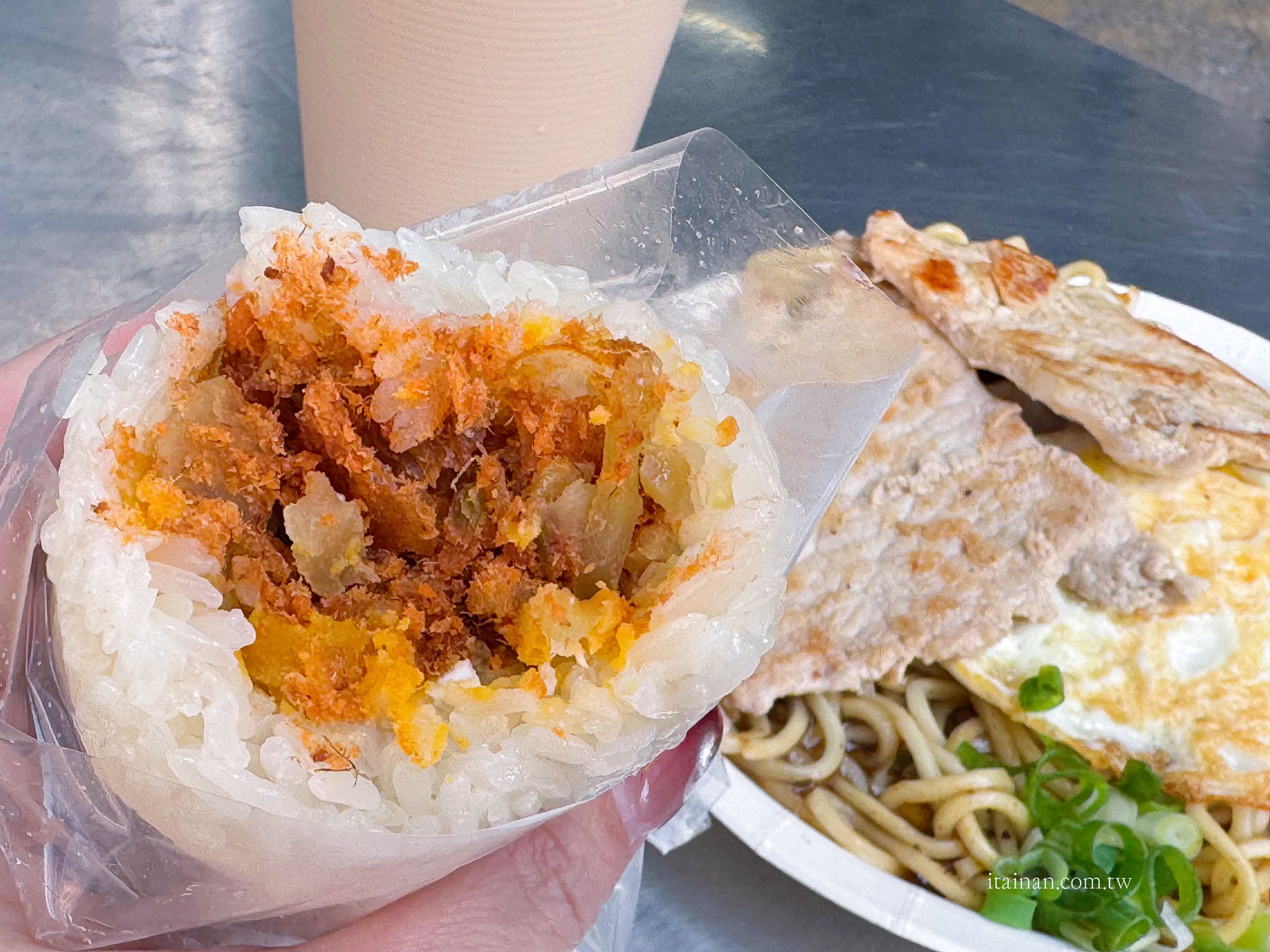 台南早餐推薦|成大學生畢業後還會想念的早餐店!80元黑胡椒里肌豬排鐵板麵超滿足「海鷗牌餐飲城」 台南早餐推薦|成大學生畢業後還會想念的早餐店!80元黑胡椒里肌豬排鐵板麵超滿足「海鷗牌餐飲城」
