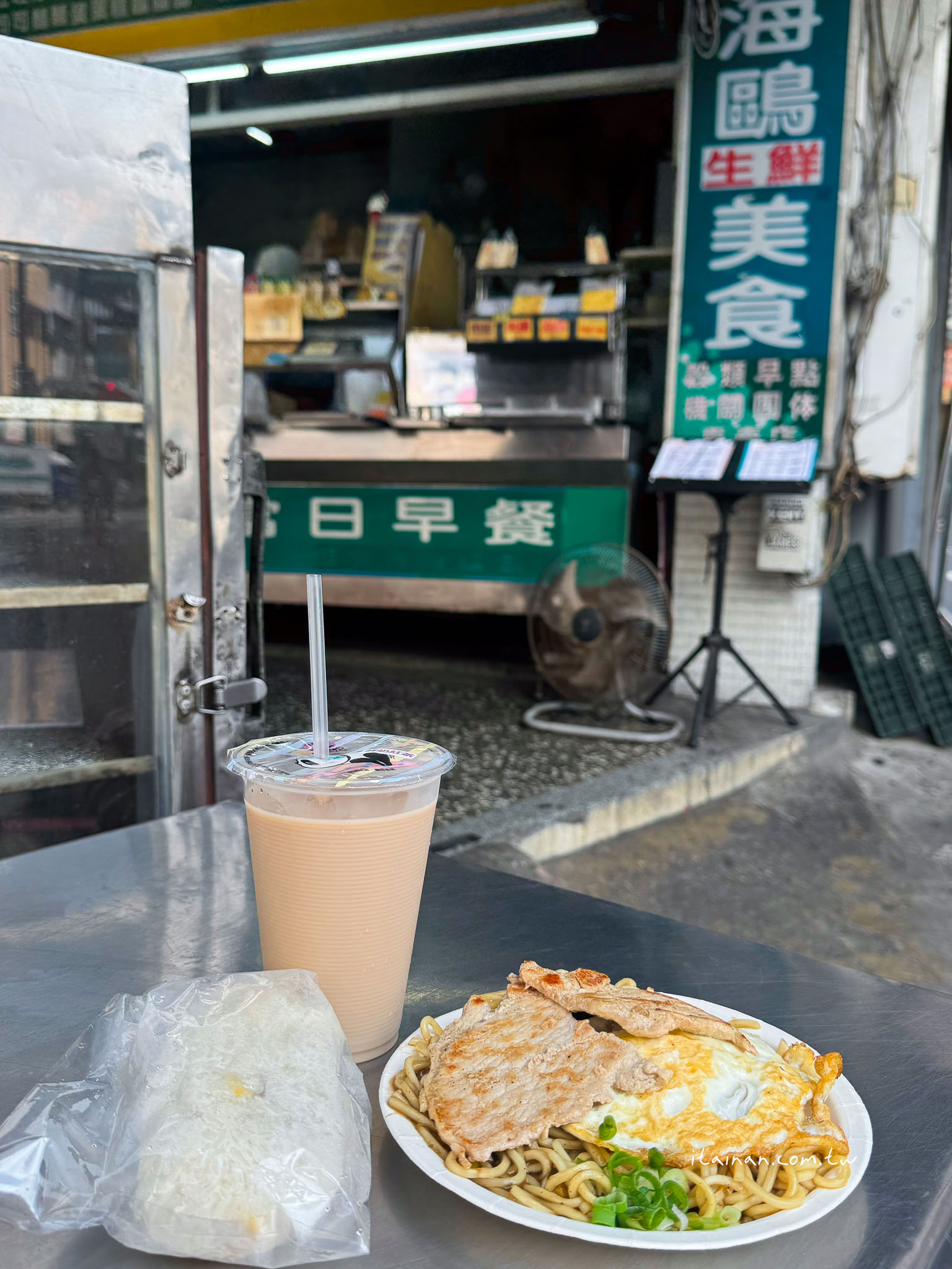 台南早餐推薦|成大學生畢業後還會想念的早餐店!80元黑胡椒里肌豬排鐵板麵超滿足「海鷗牌餐飲城」 台南早餐推薦|成大學生畢業後還會想念的早餐店!80元黑胡椒里肌豬排鐵板麵超滿足「海鷗牌餐飲城」