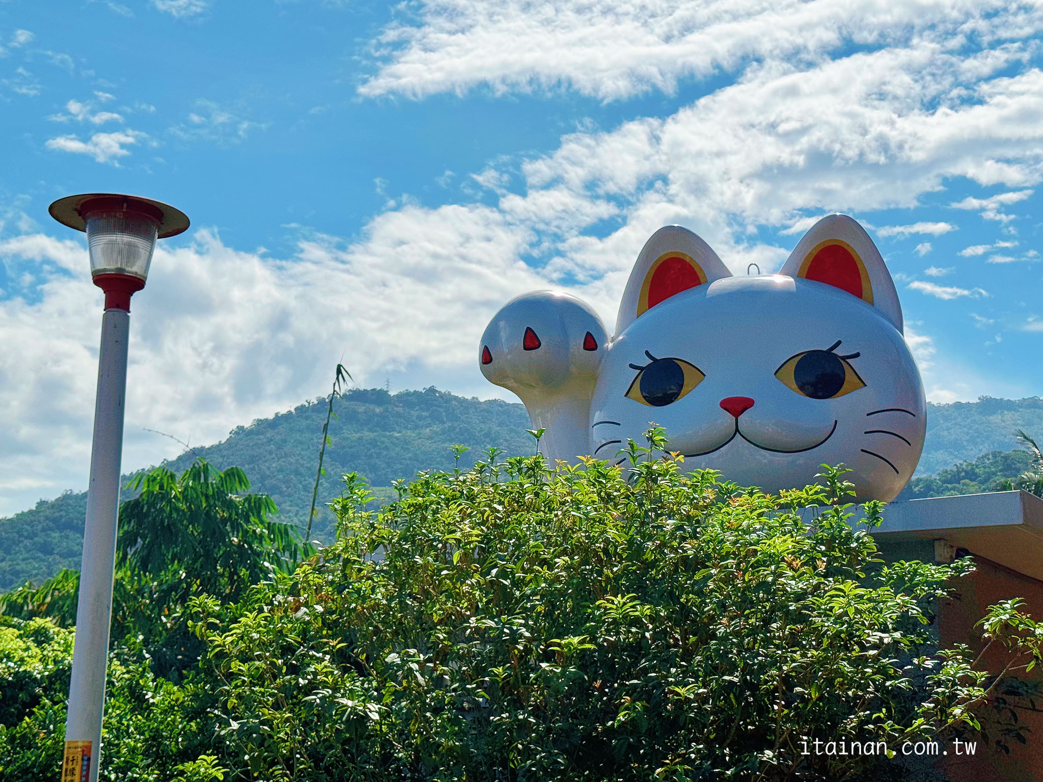 台東景點推薦|全台最萌招財貓土地公!必拍巨型招財貓、台版雷門、全台唯一水占籤透明詩籤體驗!台東太麻里「福興宮」 台東景點推薦|全台最萌招財貓土地公!必拍巨型招財貓、台版雷門、全台唯一水占籤透明詩籤體驗!台東太麻里「福興宮」