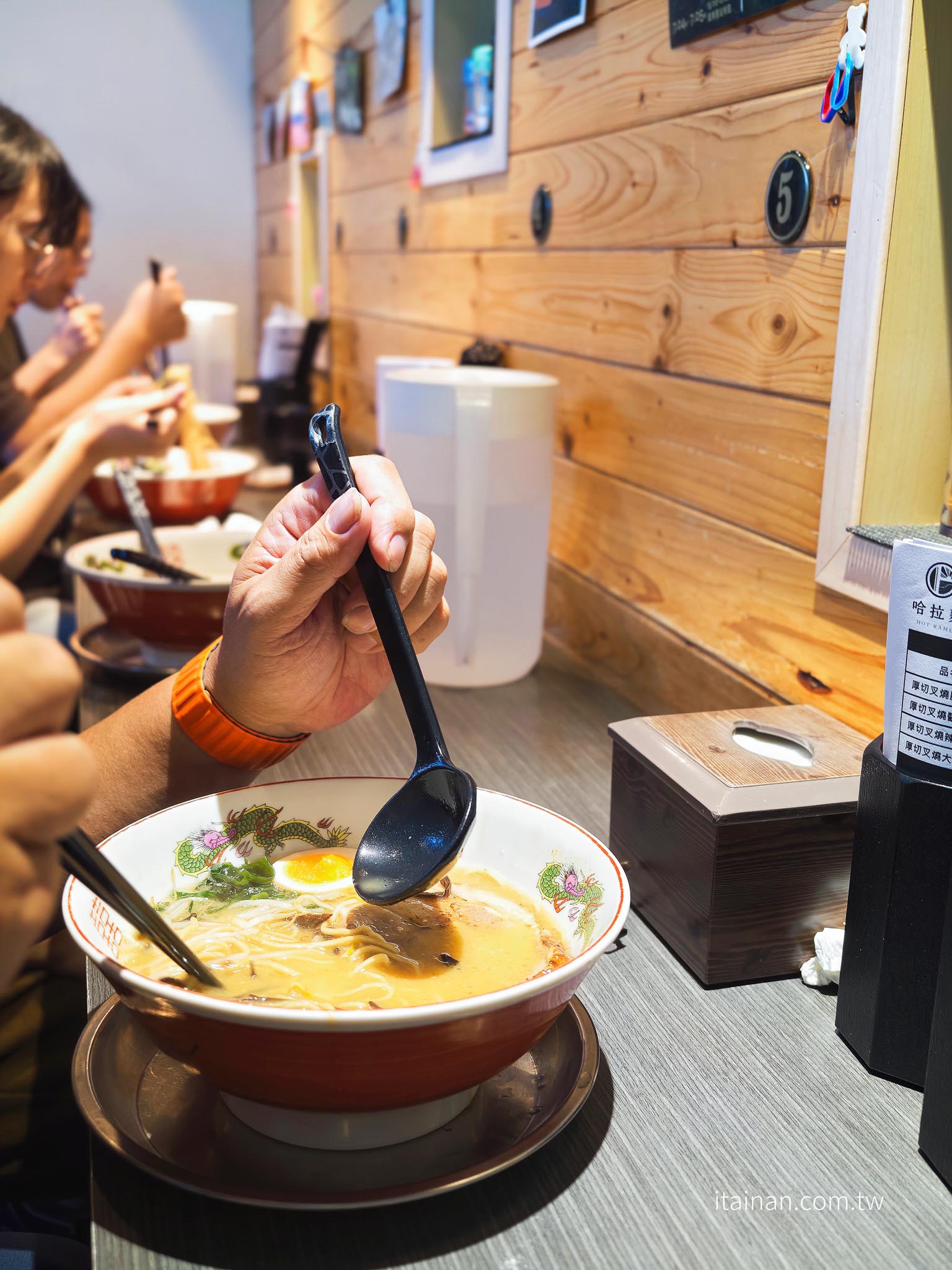 台東美食｜一開店就排隊！網友封為「台東一蘭」的人氣排隊店，厚切叉燒、免費加麵一次超滿足「哈拉麵」