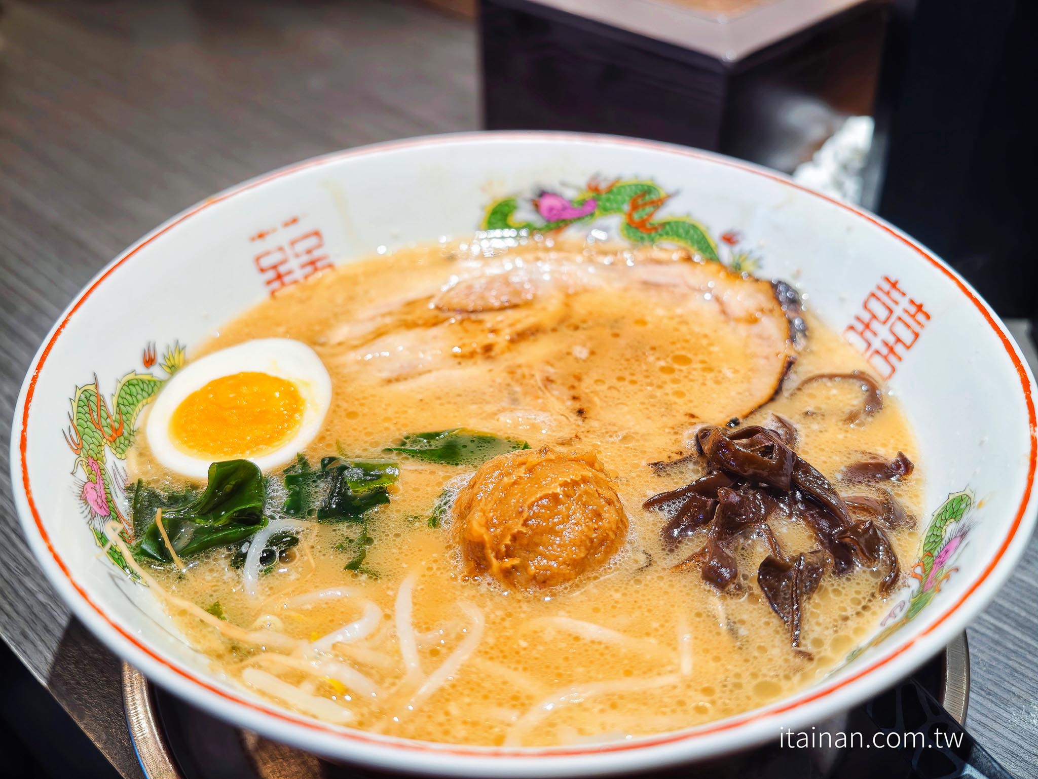 台東美食｜一開店就排隊！網友封為「台東一蘭」的人氣排隊店，厚切叉燒、免費加麵一次超滿足「哈拉麵」