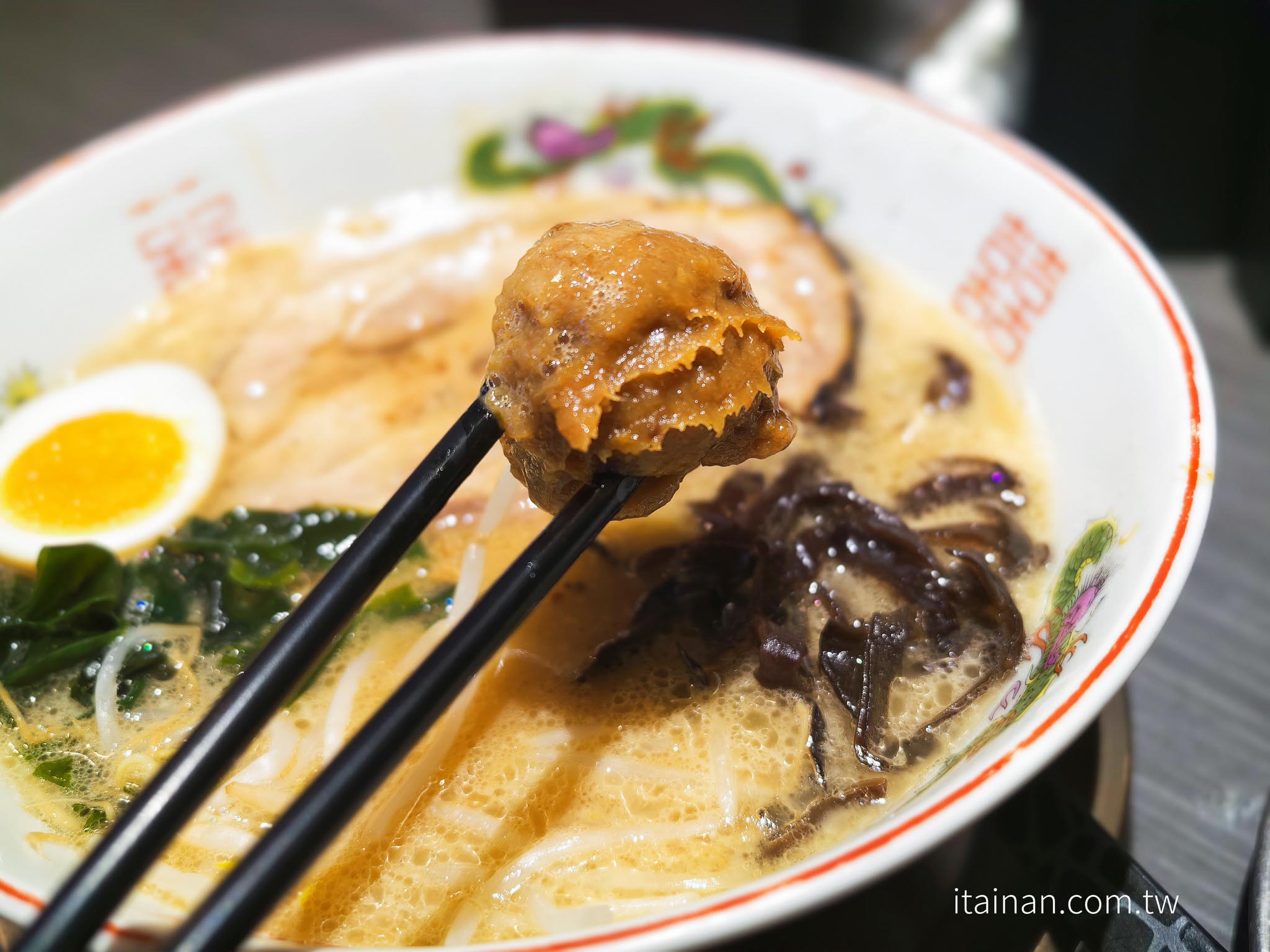 台東美食｜一開店就排隊！網友封為「台東一蘭」的人氣排隊店，厚切叉燒、免費加麵一次超滿足「哈拉麵」