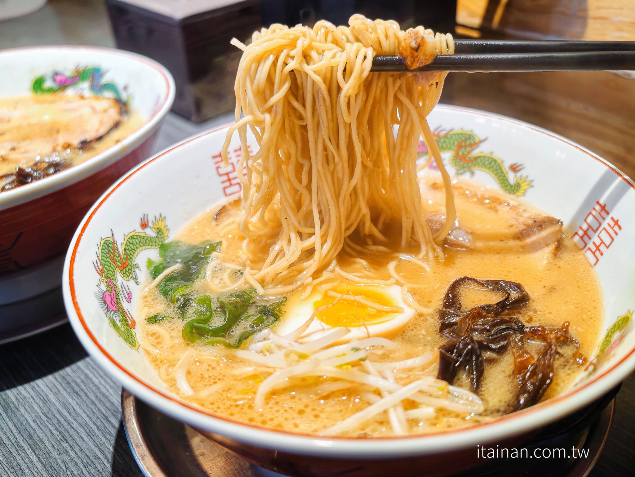 台東美食｜一開店就排隊！網友封為「台東一蘭」的人氣排隊店，厚切叉燒、免費加麵一次超滿足「哈拉麵」