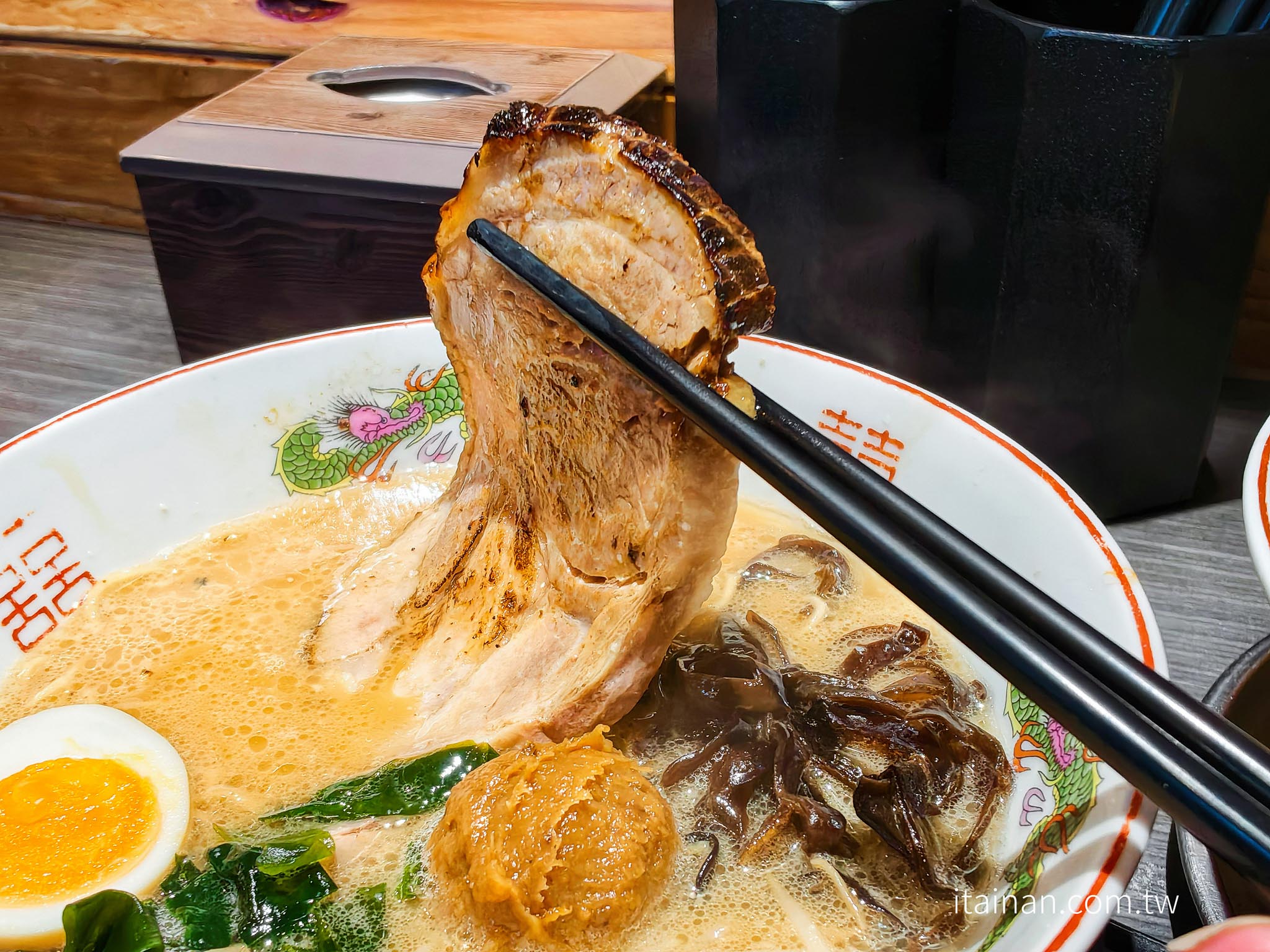 台東美食｜一開店就排隊！網友封為「台東一蘭」的人氣排隊店，厚切叉燒、免費加麵一次超滿足「哈拉麵」