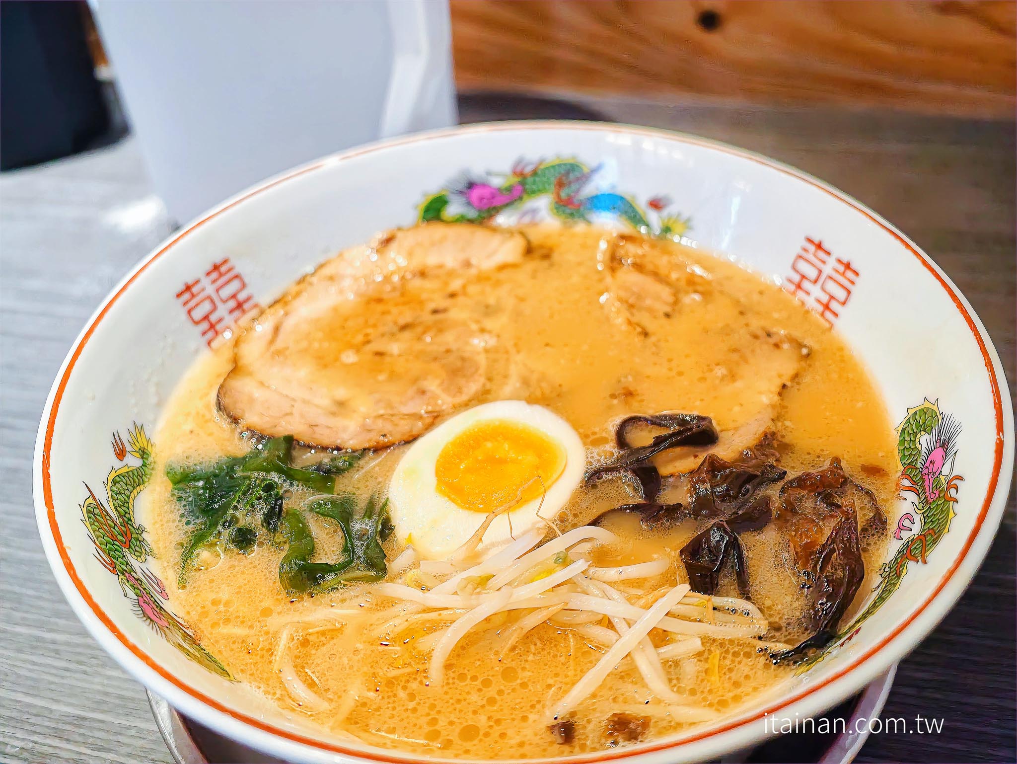 台東美食｜一開店就排隊！網友封為「台東一蘭」的人氣排隊店，厚切叉燒、免費加麵一次超滿足「哈拉麵」