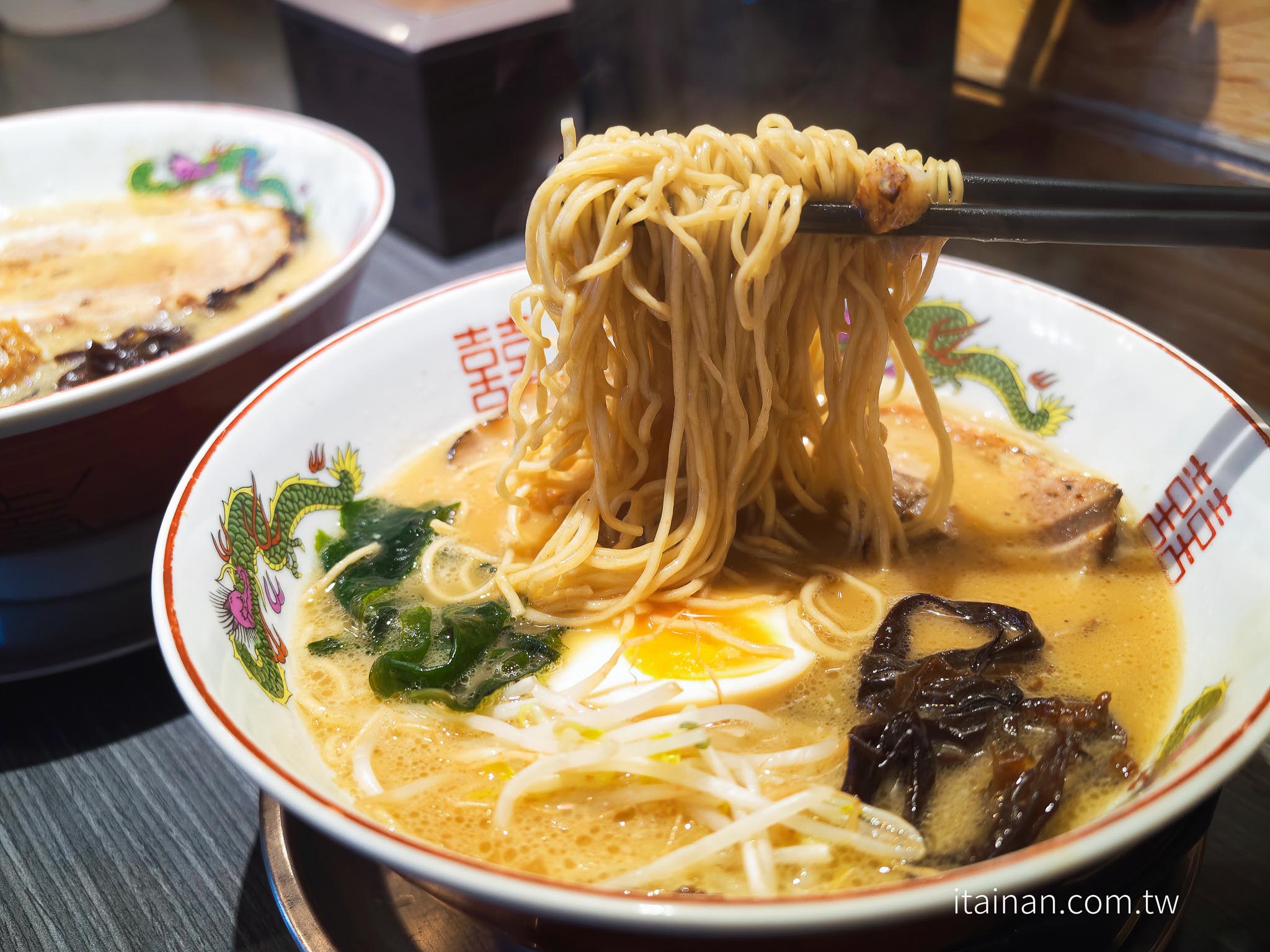 台東美食｜一開店就排隊！網友封為「台東一蘭」的人氣排隊店，厚切叉燒、免費加麵一次超滿足「哈拉麵」