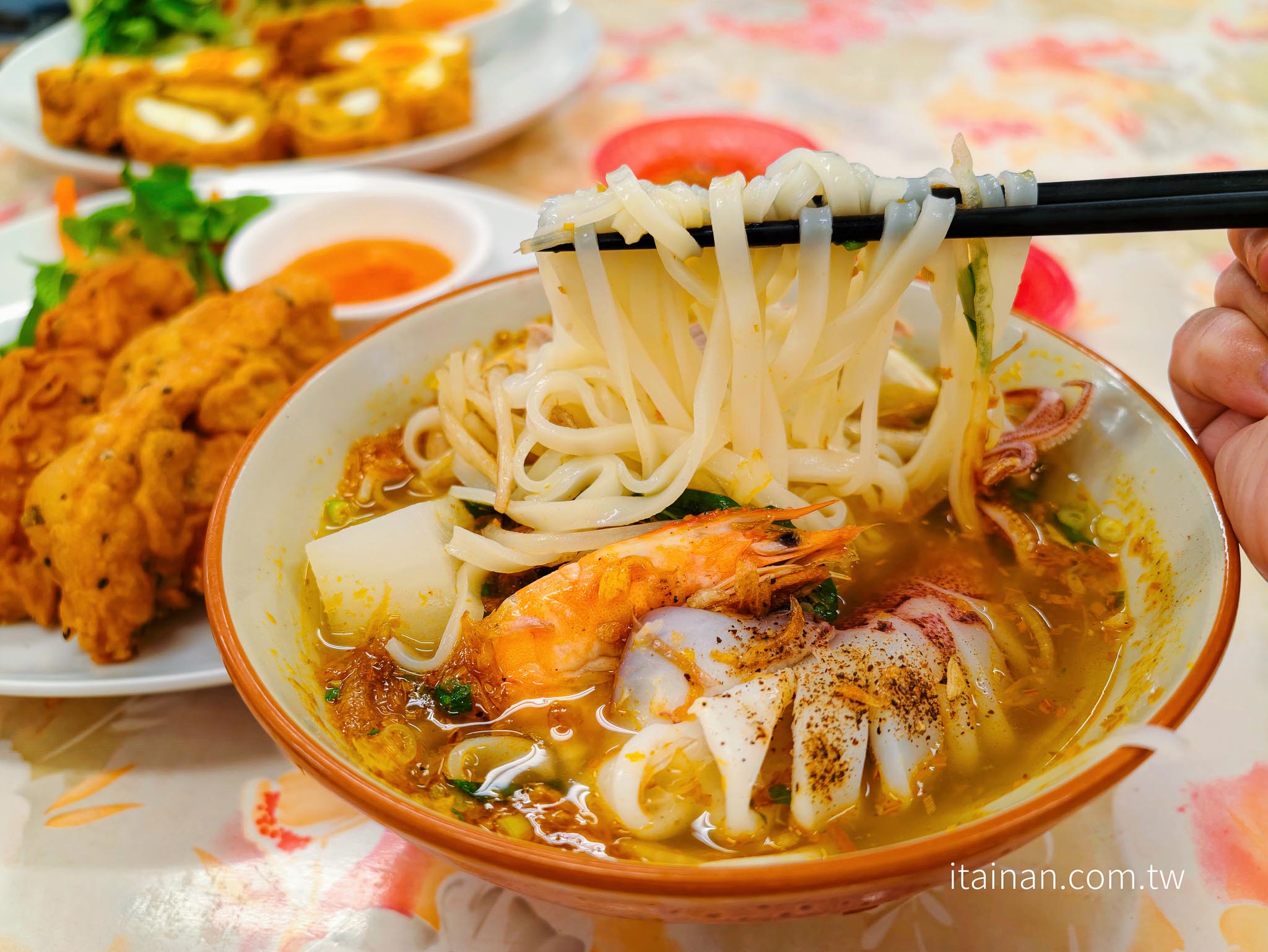 台東美食｜太麻里隱藏版越南料理！必點爆汁溏心蛋捲、黃金法式麵包蝦，整尾小卷河粉鮮到驚豔「越南小廚」