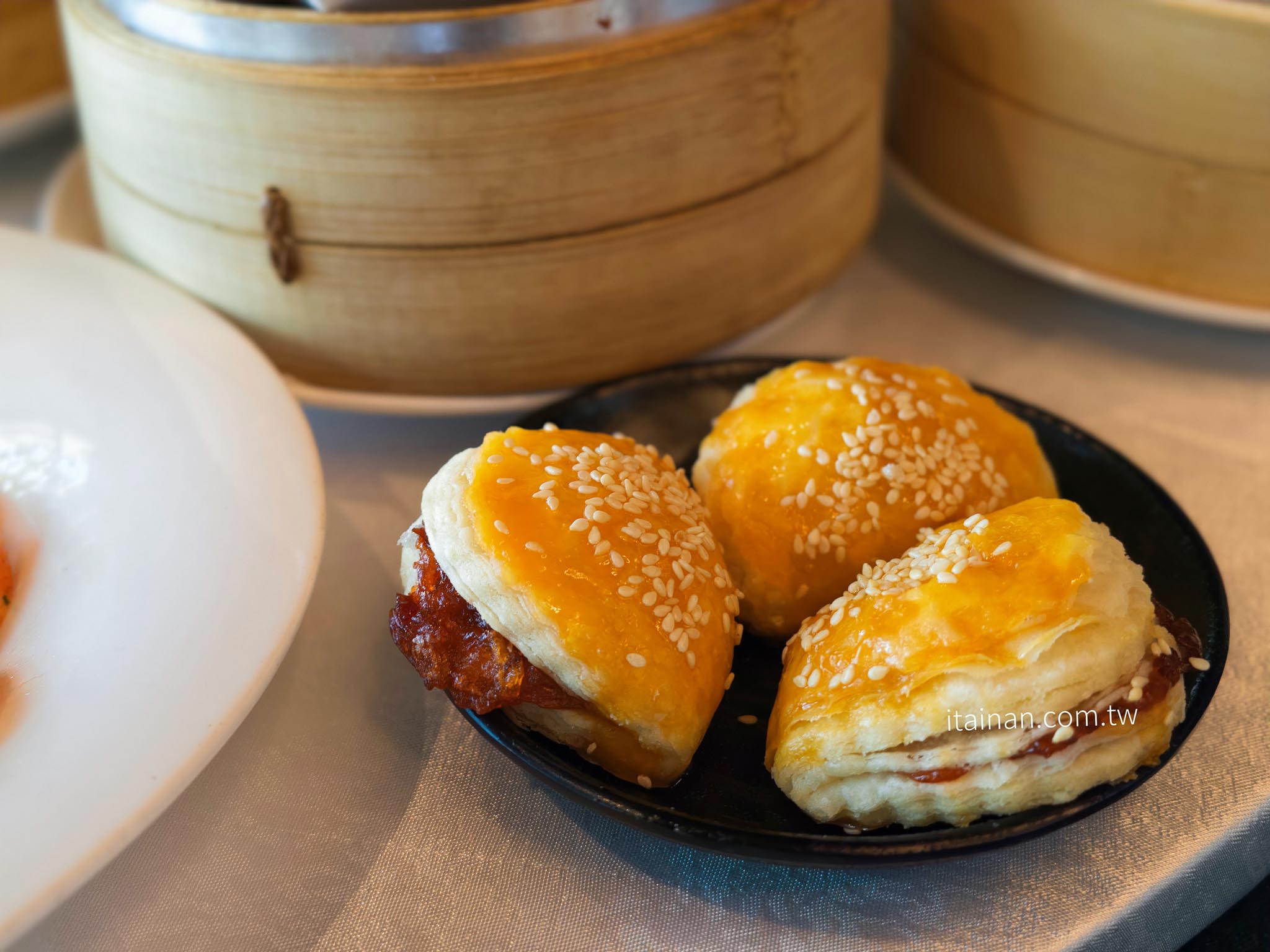 台南吃到飽|安平最新港點吃到飽!每日限定十組,55道港式料理現點現做無限供應,叉燒、烤鴨、乾炒牛河必吃!「亞果薈中餐廳」期間限定 台南吃到飽|安平最新港點吃到飽!每日限定十組,55道港式料理現點現做無限供應,叉燒、烤鴨、乾炒牛河必吃!「亞果薈中餐廳」期間限定